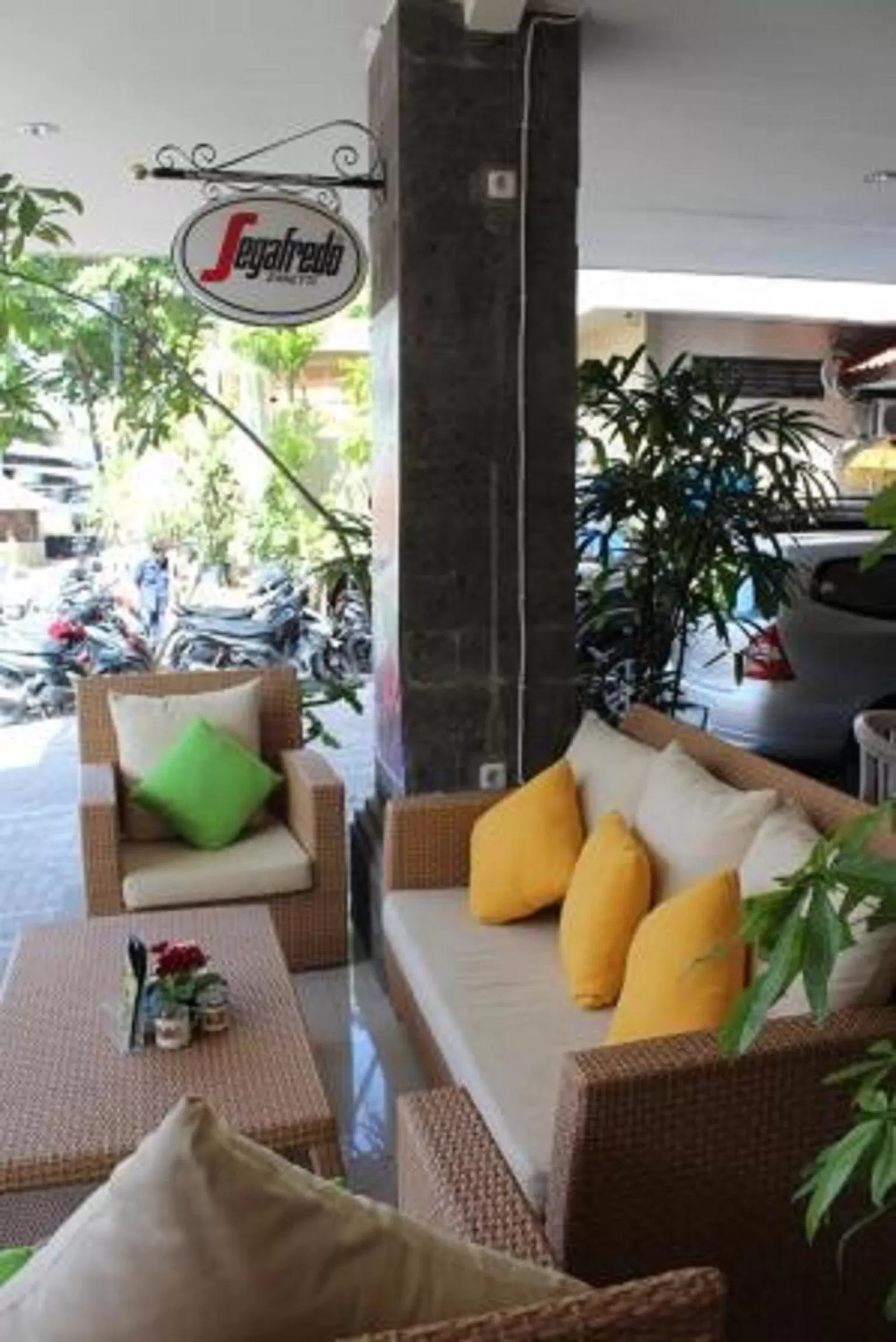 Restaurant/places to eat in Hotel Karthi Kuta