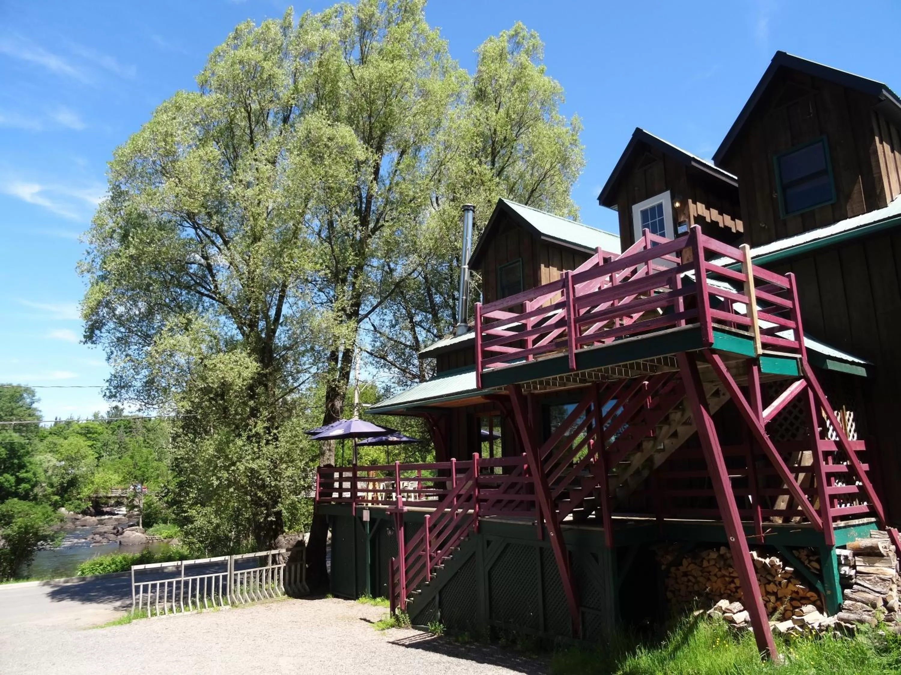 Facade/entrance, Winter in Auberge Micro-Brasserie Le Baril Roulant
