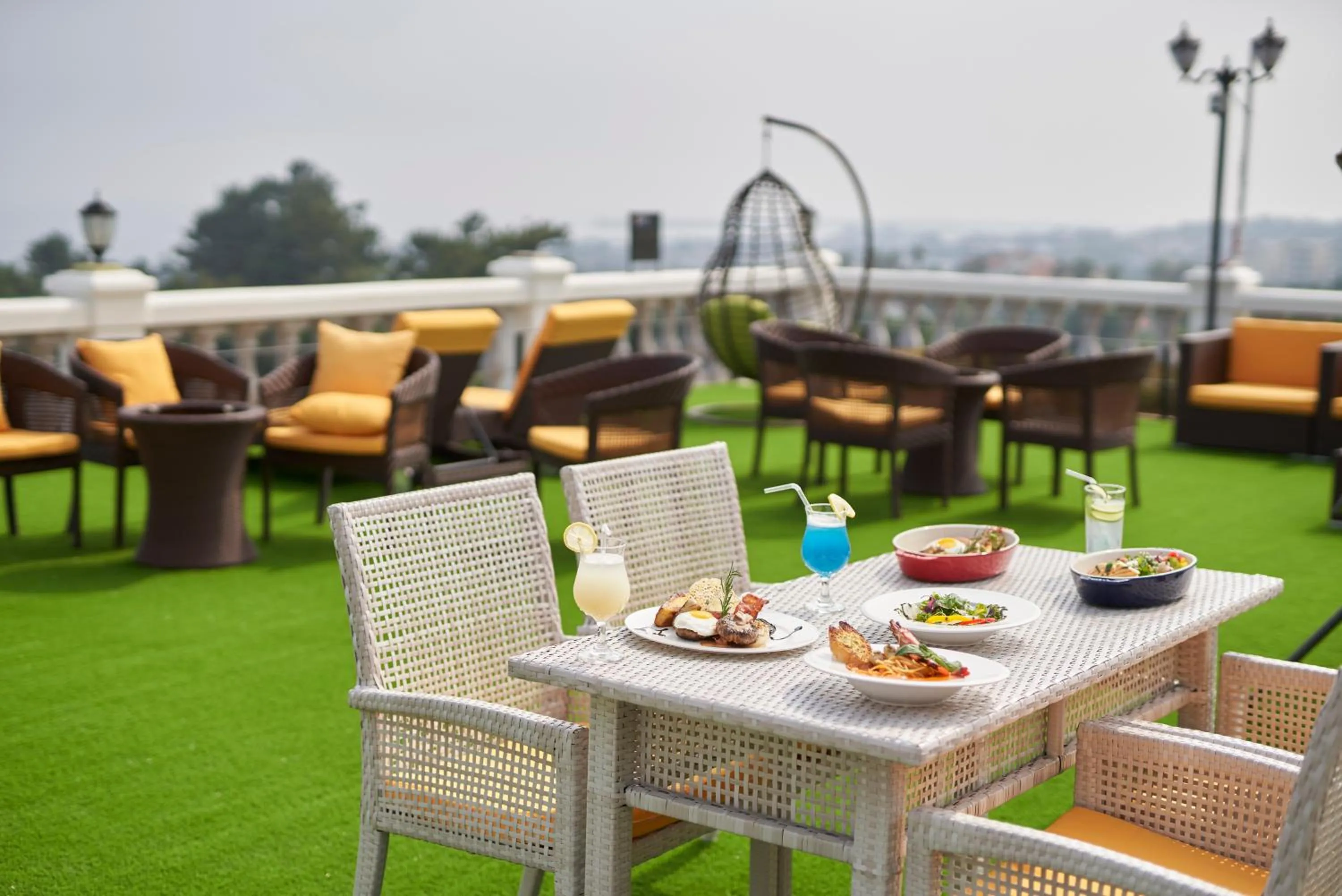 Restaurant/places to eat in GoldOne Hotel & Suites