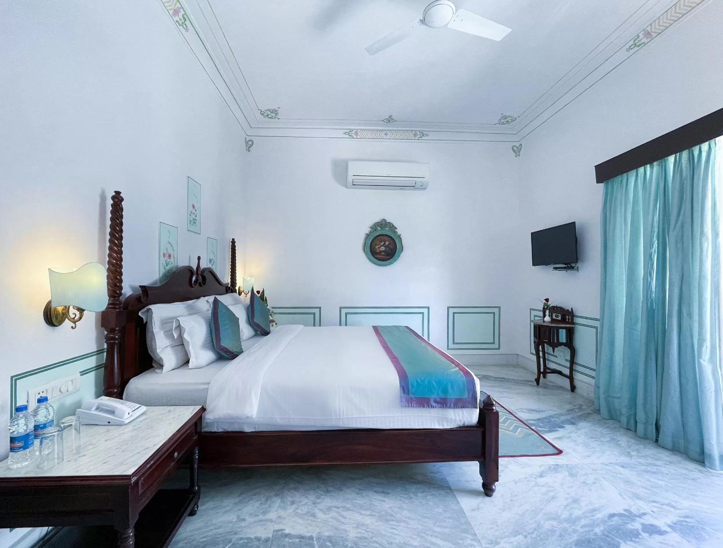 Photo of the whole room, Bed in Amar Kothi