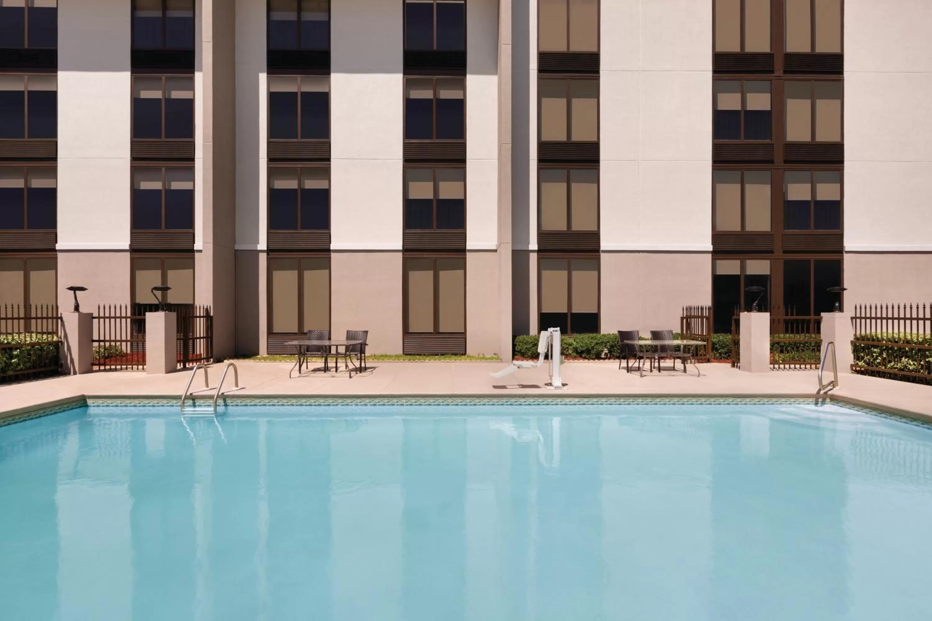 Swimming pool in La Quinta inn & suites by Wyndham Dothan