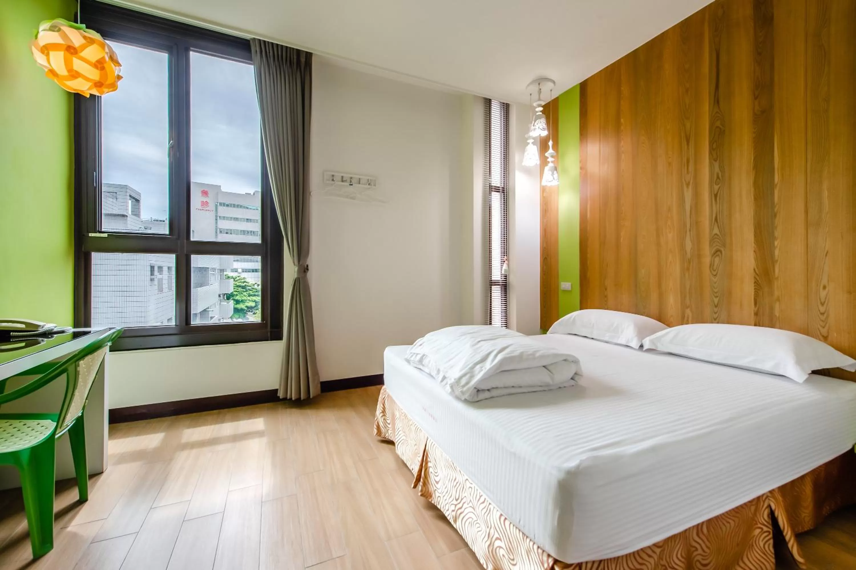 Photo of the whole room, Bed in lightness Station Inn