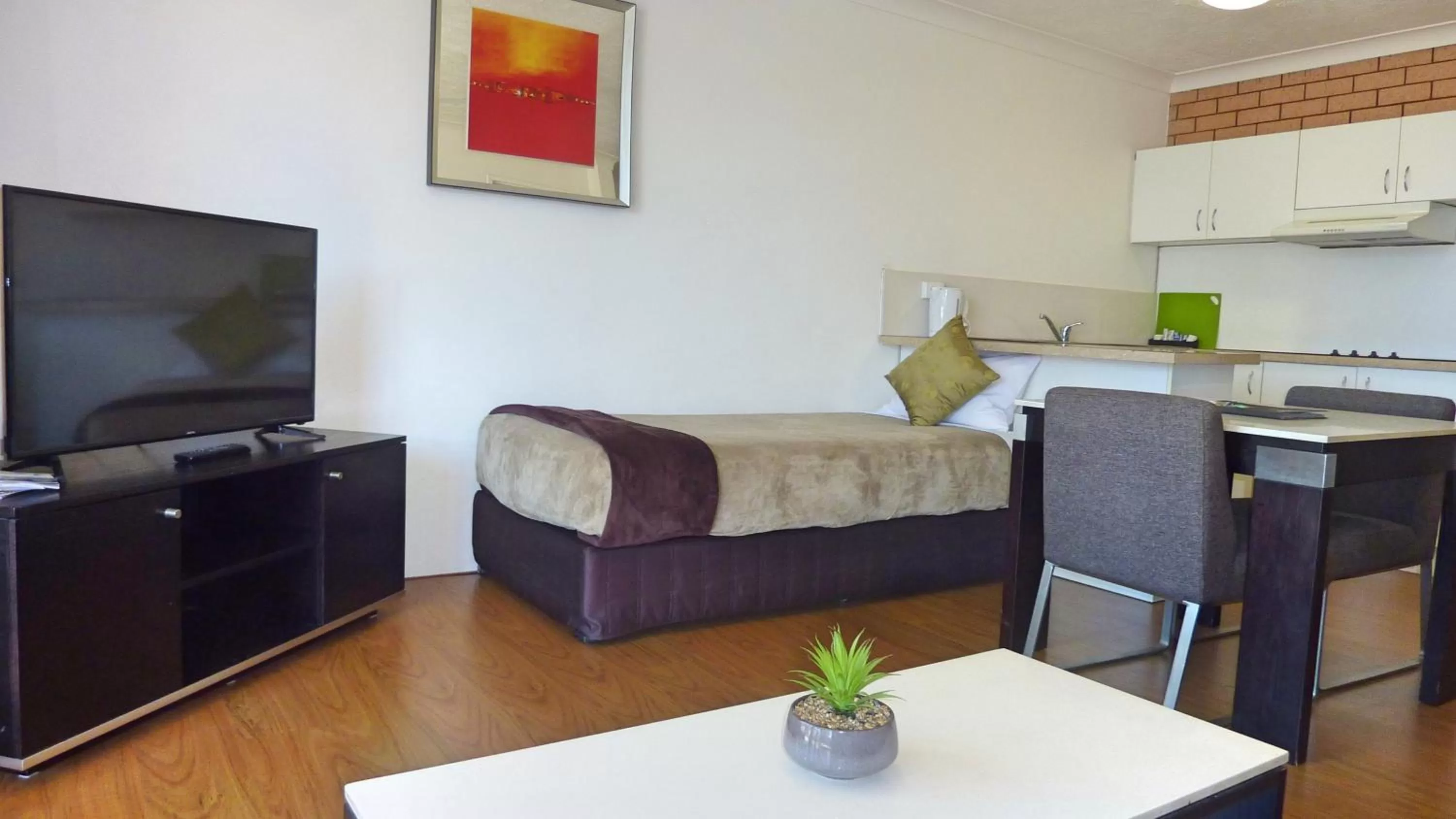 TV and multimedia in Jadran Motel & El Jays Holiday Lodge