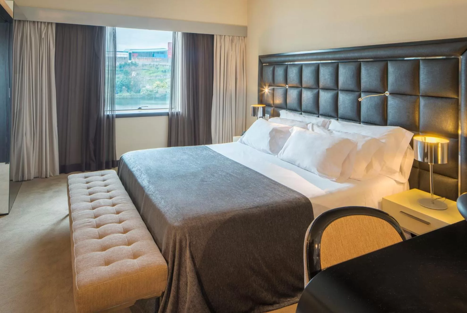 Bedroom, Bed in NH Coimbra Dona Ines