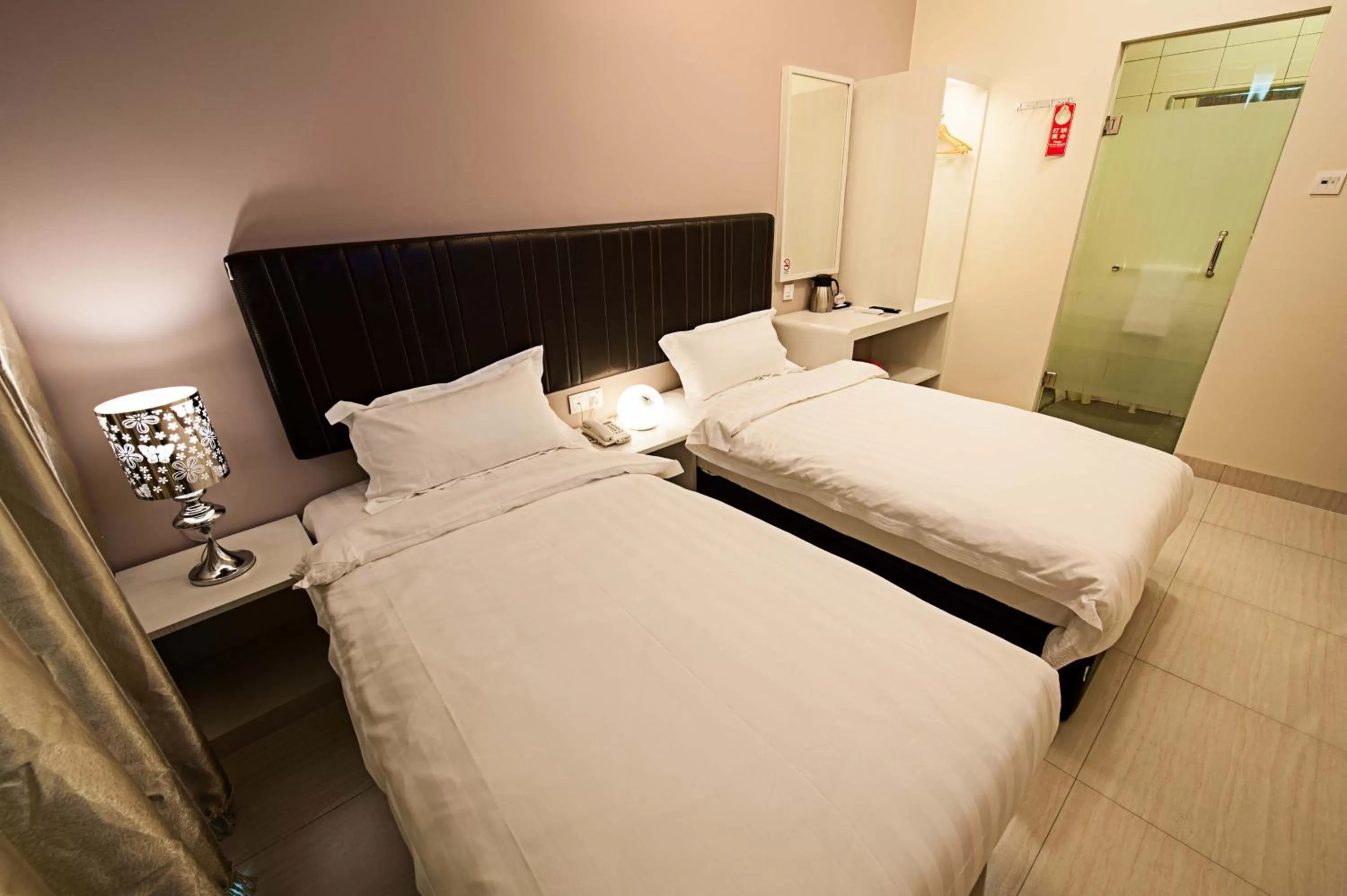 Property building, Bed in Seven Hotel