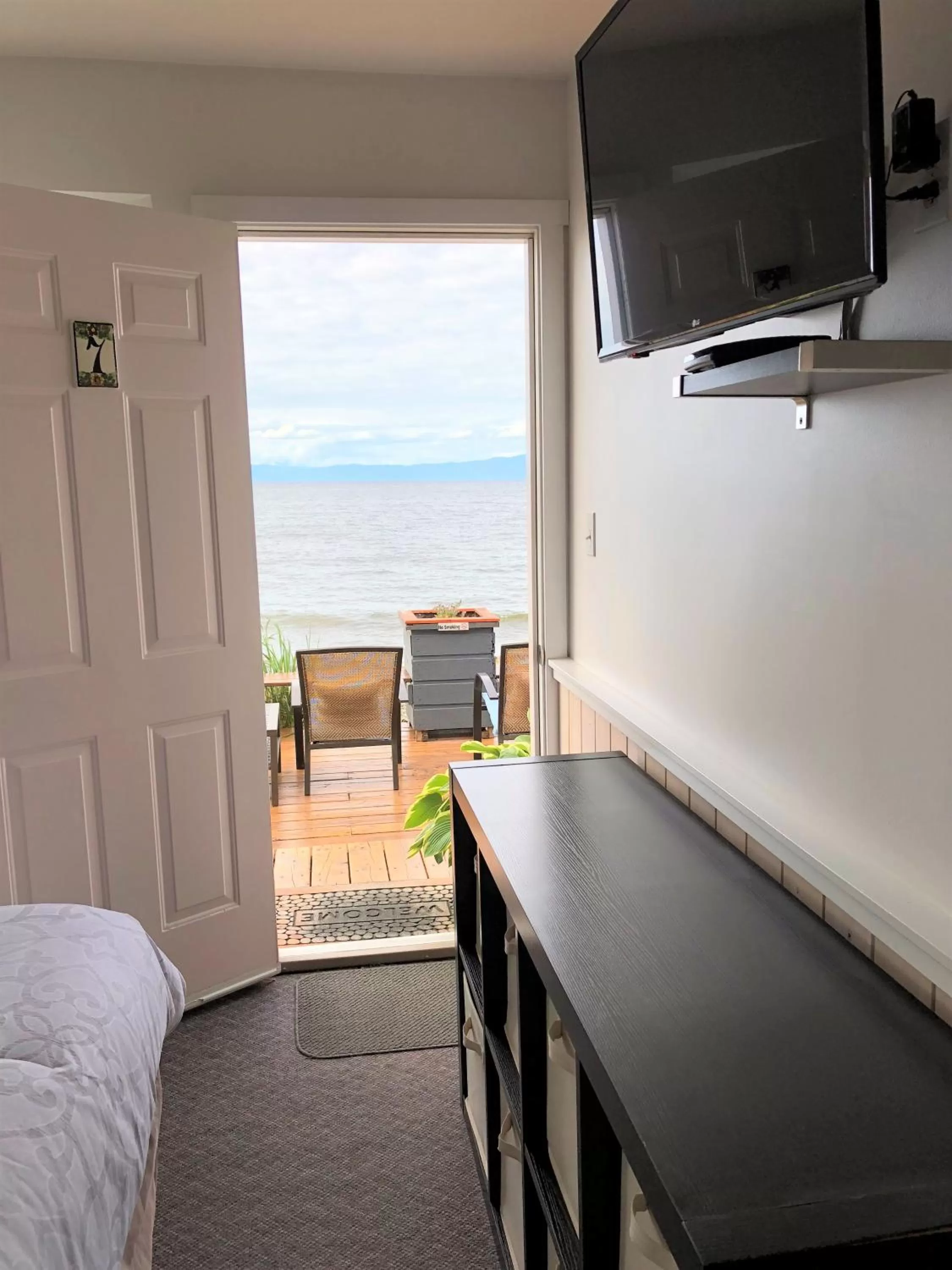 Communal lounge/ TV room, TV/Entertainment Center in Qualicum Breeze Beach Resort