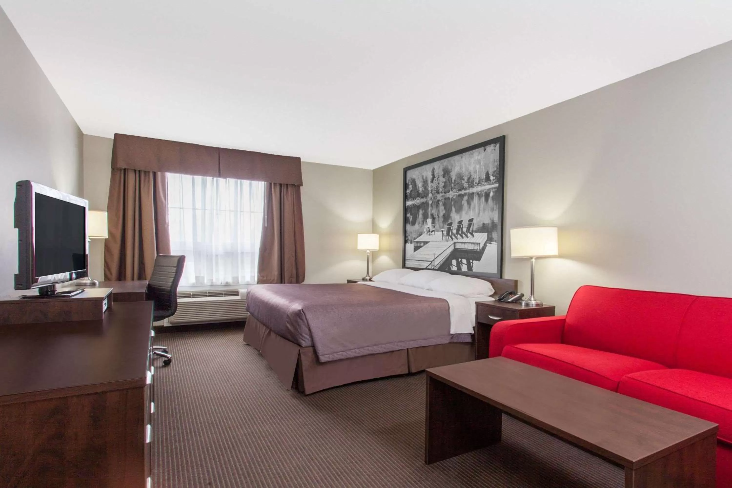 Photo of the whole room, Bed in Super 8 by Wyndham Red Lake ON