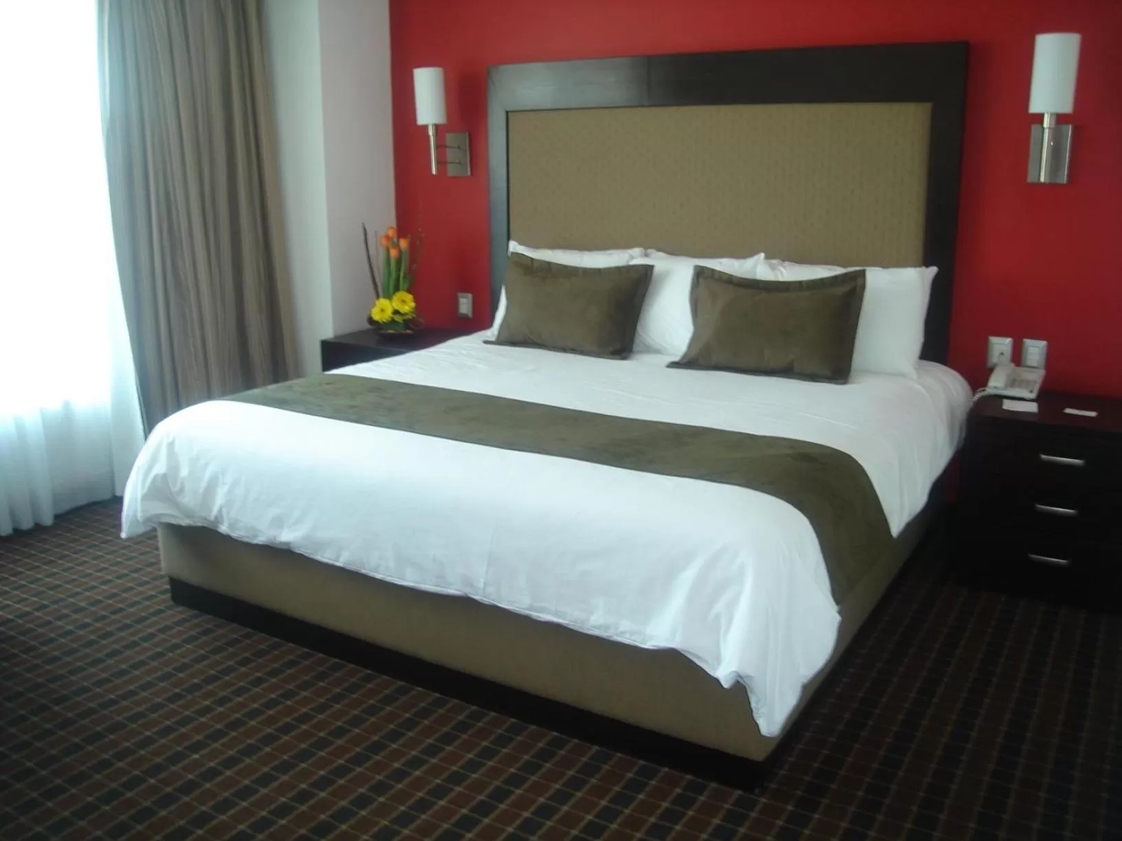 Bedroom, Bed in Hotel & Suites PF