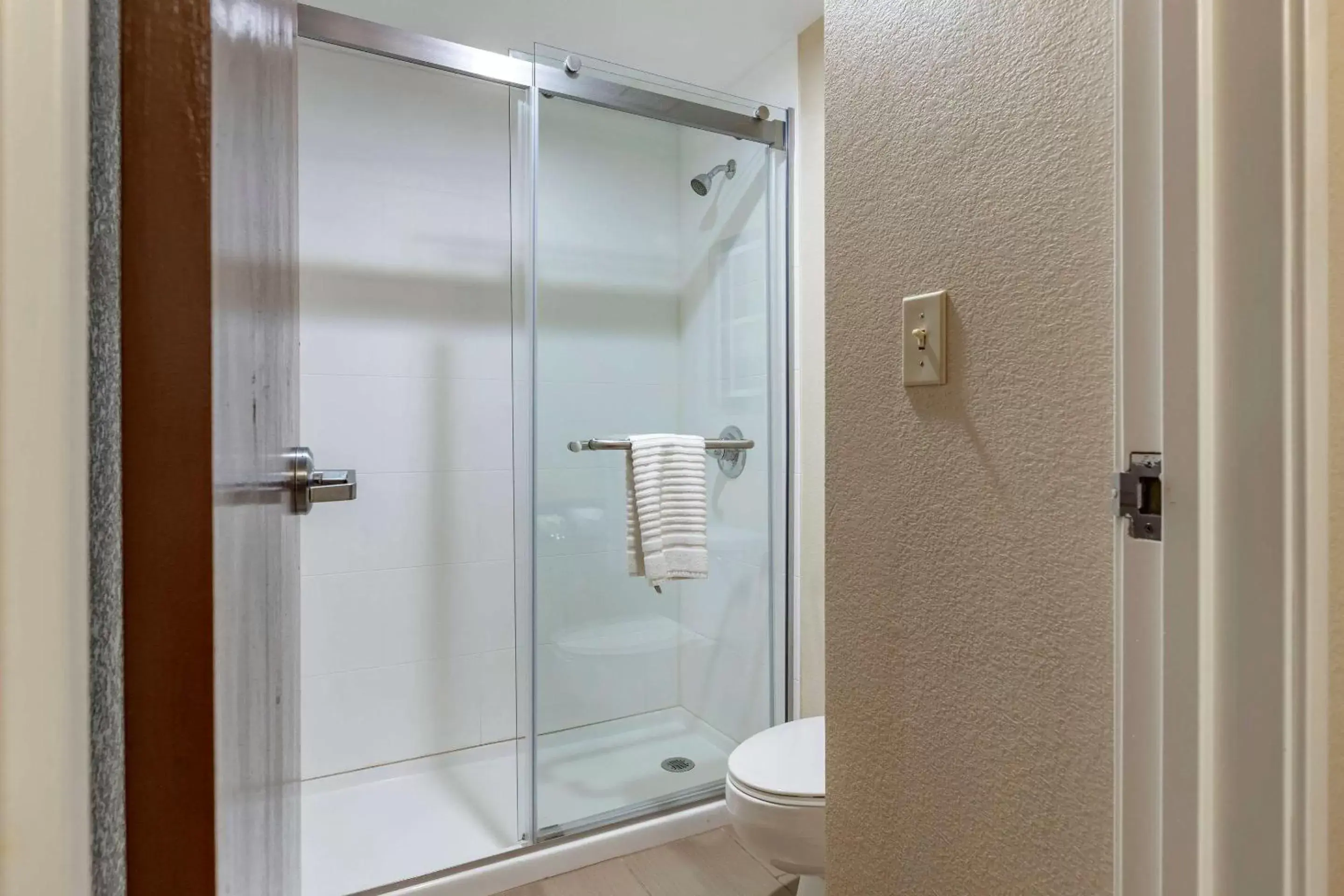 King Room - Non-Smoking in Comfort Inn Near Greenfield Village King Room - Non-Smoking in Comfort Inn Near Greenfield Village