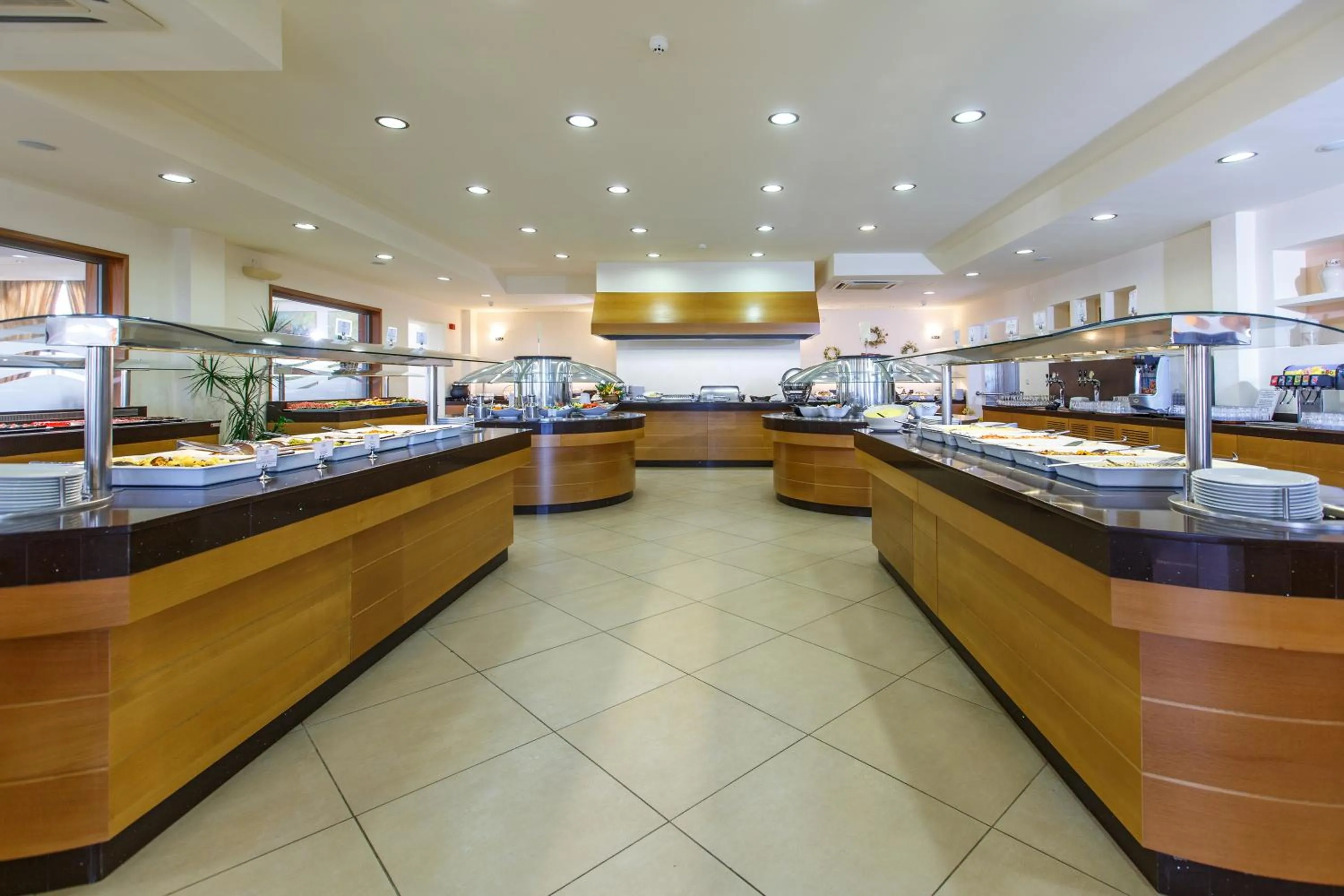 Restaurant/Places to Eat in Europa Beach Hotel