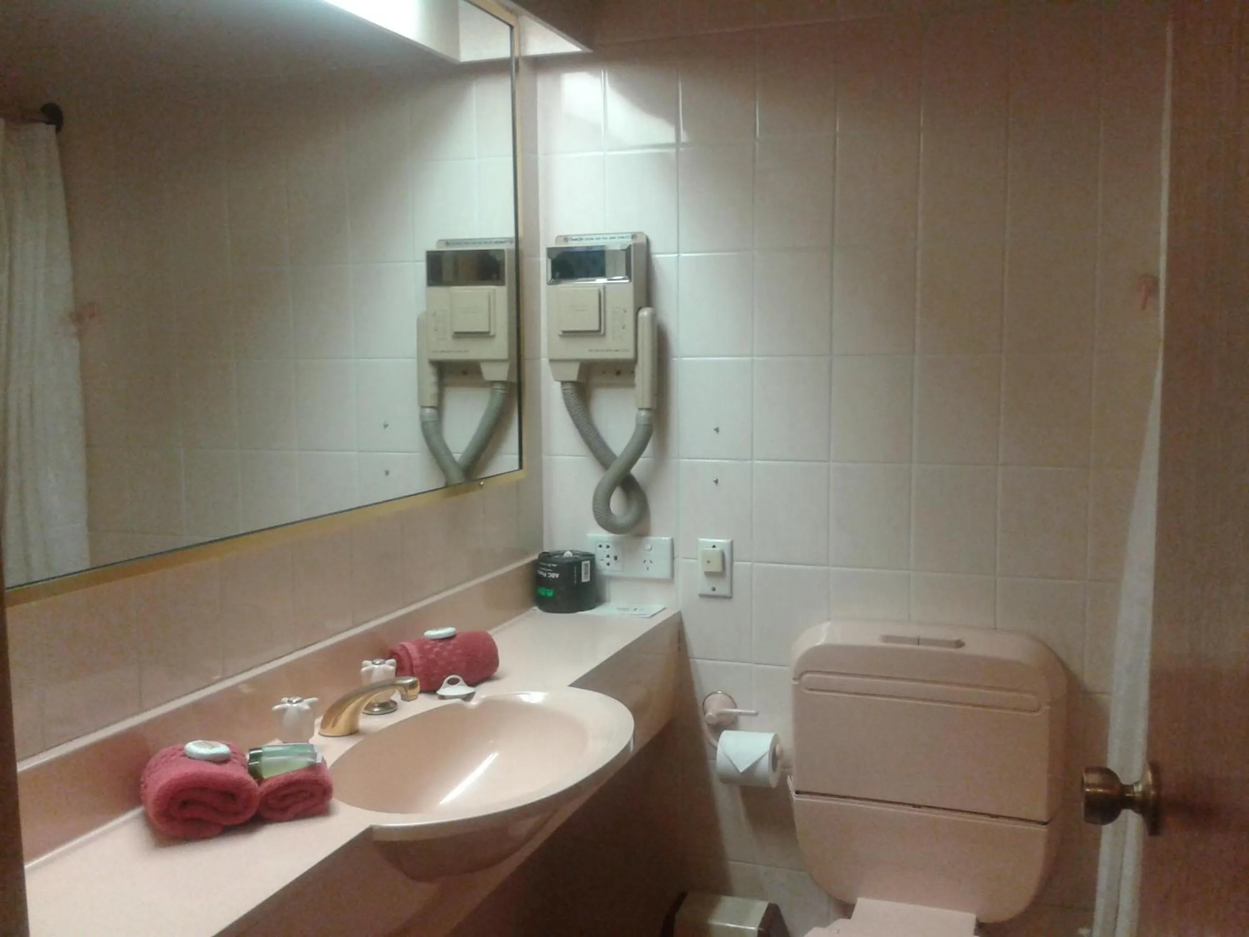 Bathroom in Elsinor Motor Lodge