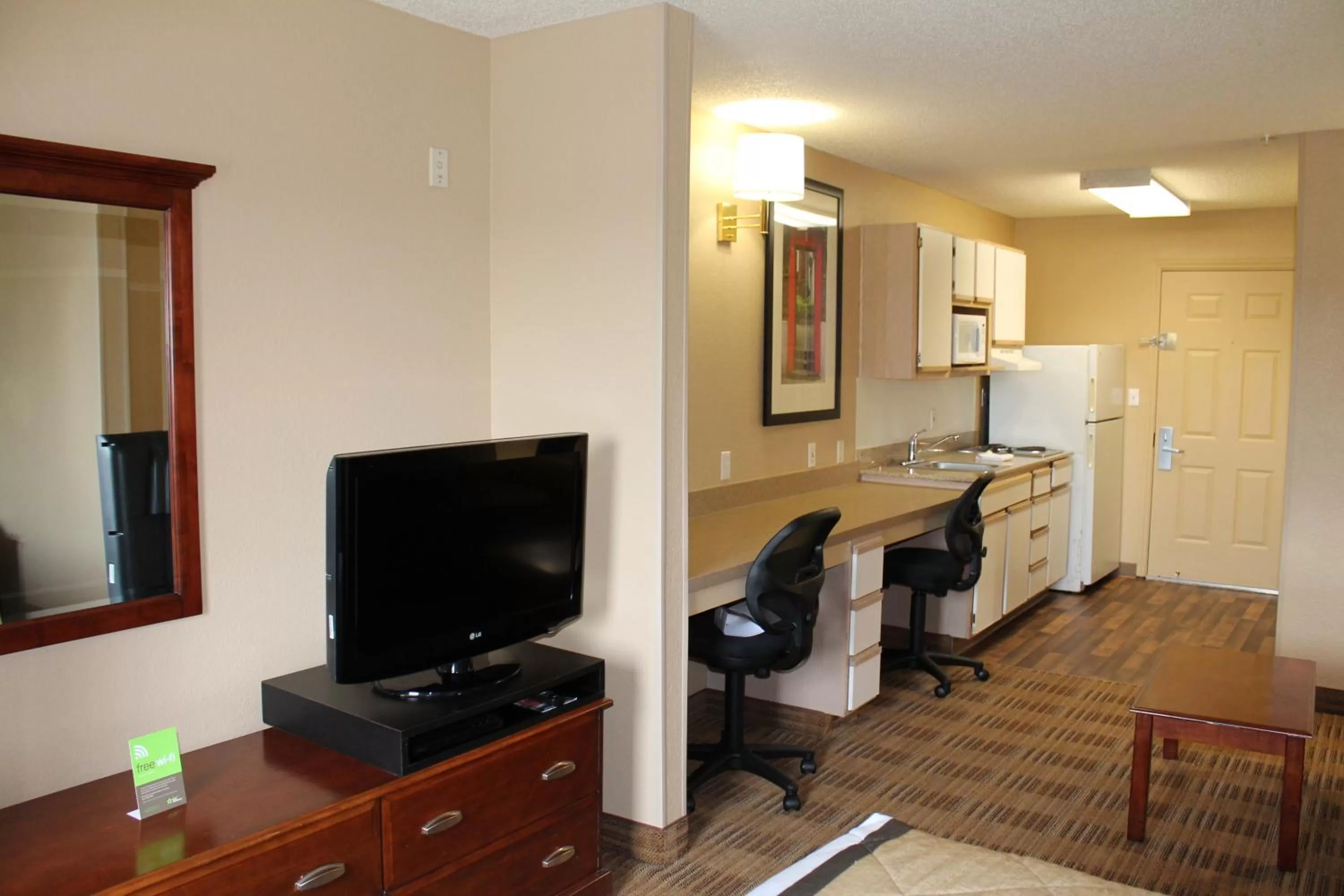 Kitchen or kitchenette in Extended Stay America Suites - Houston - Katy Freeway - Energy Corridor