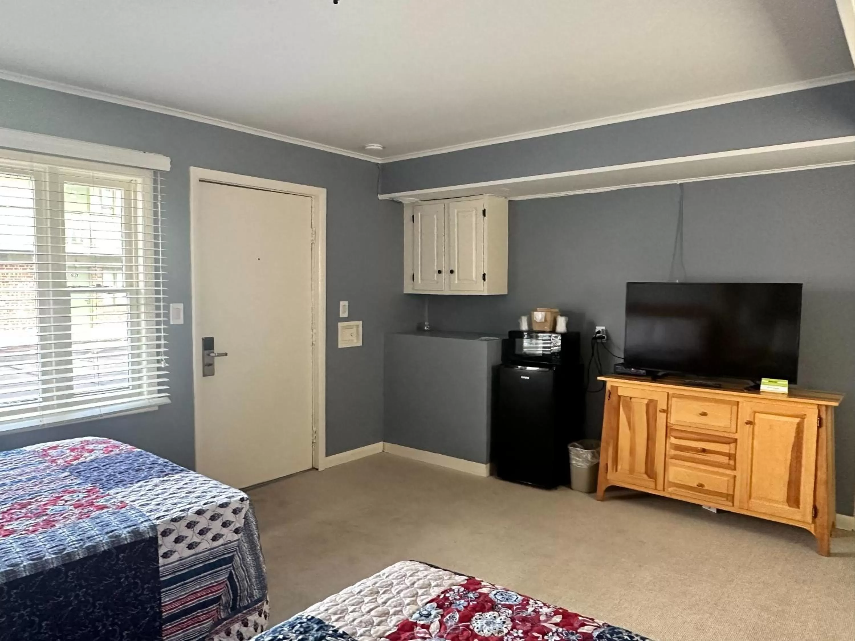 Photo of the whole room, Bed in Community Court Motel