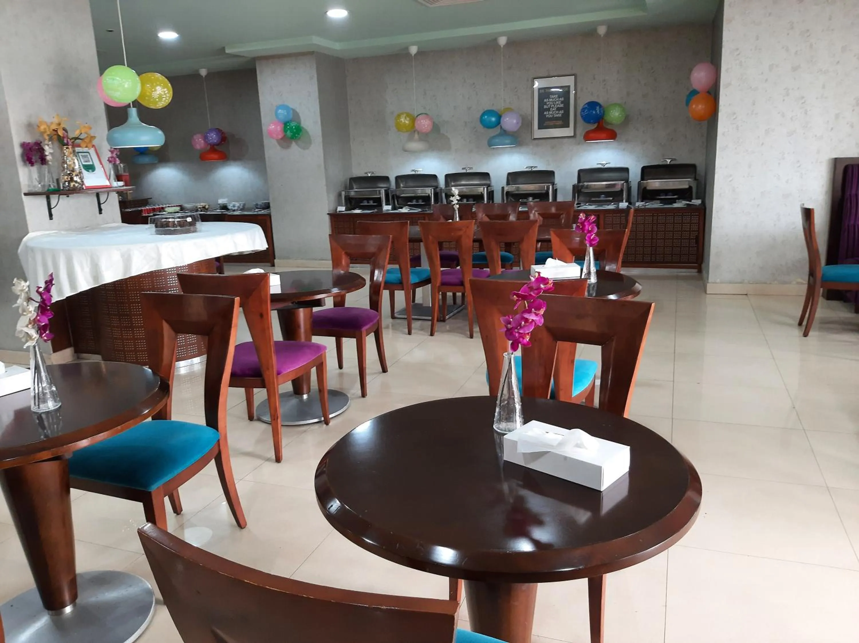 Restaurant/places to eat in Al Manar Grand Hotel Apartment