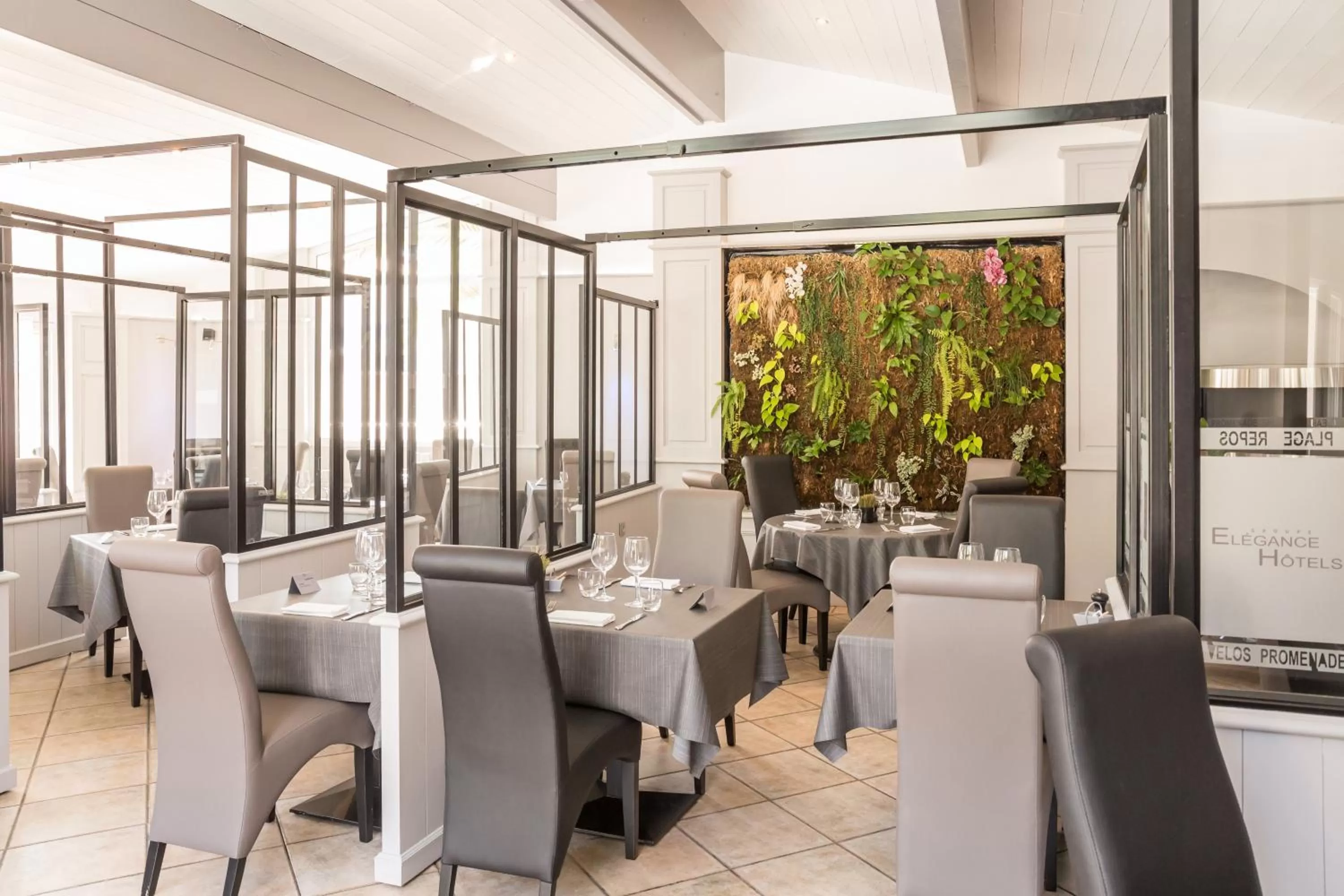 Restaurant/places to eat in Elégance Suites Hôtel