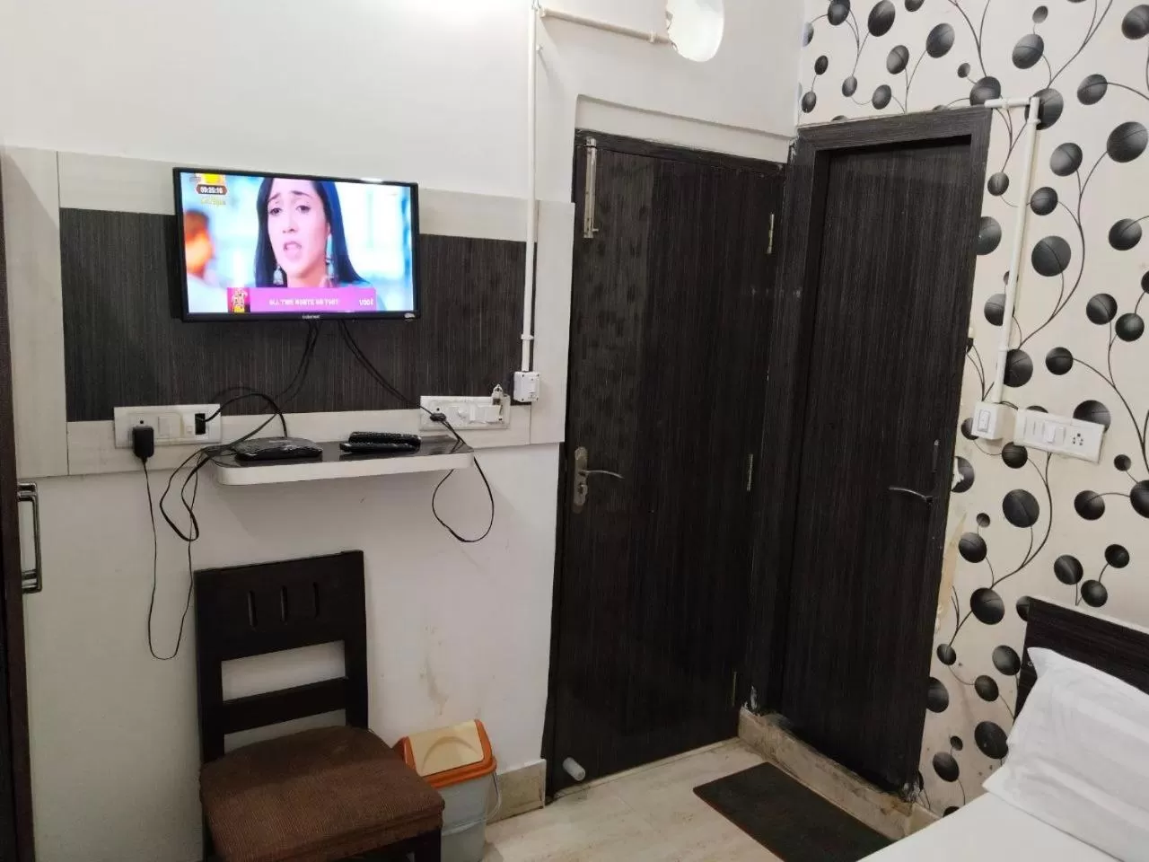 Communal lounge/ TV room, Bed in Hotel Airlines