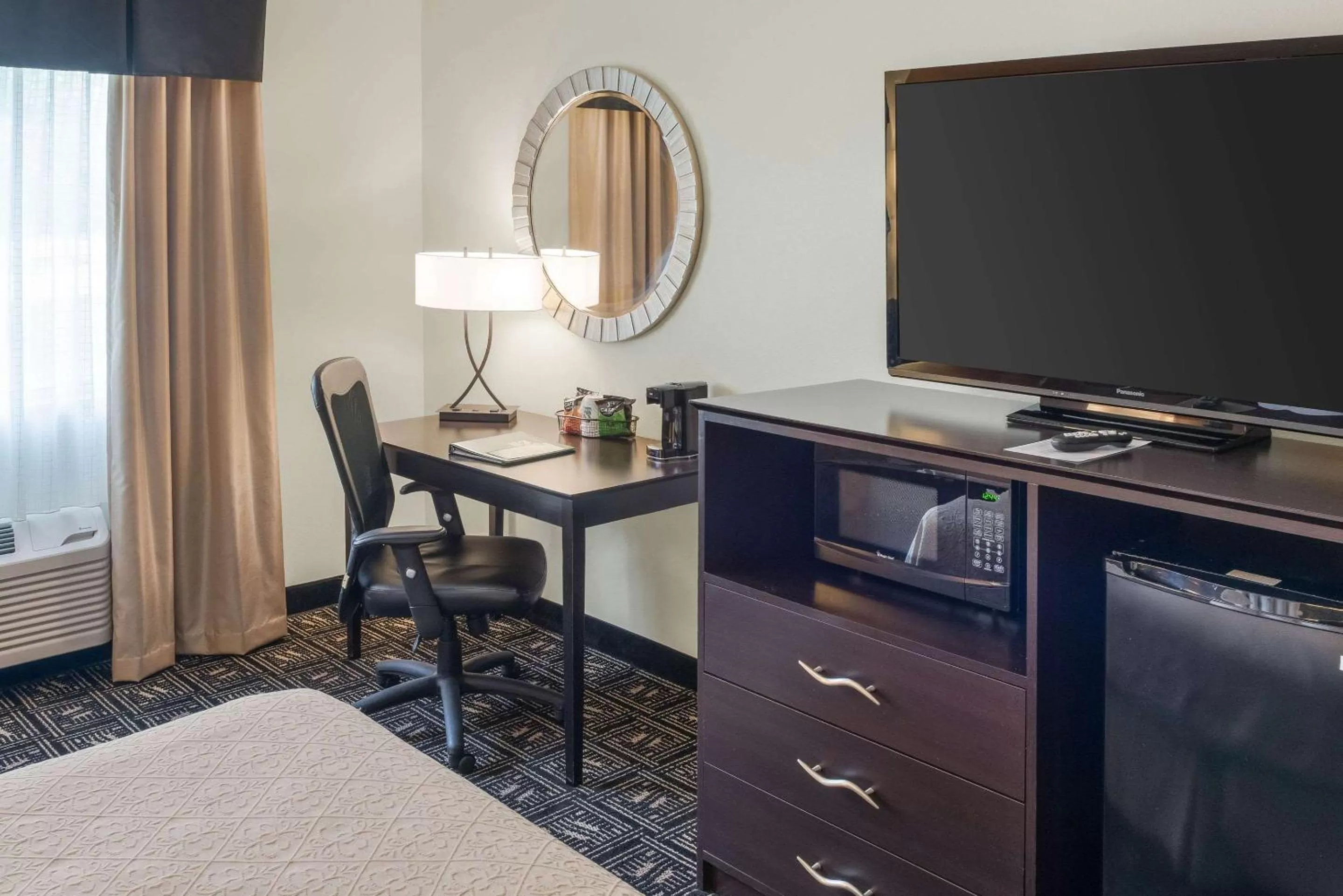 Photo of the whole room, Bed in Quality Inn & Suites Mankato East