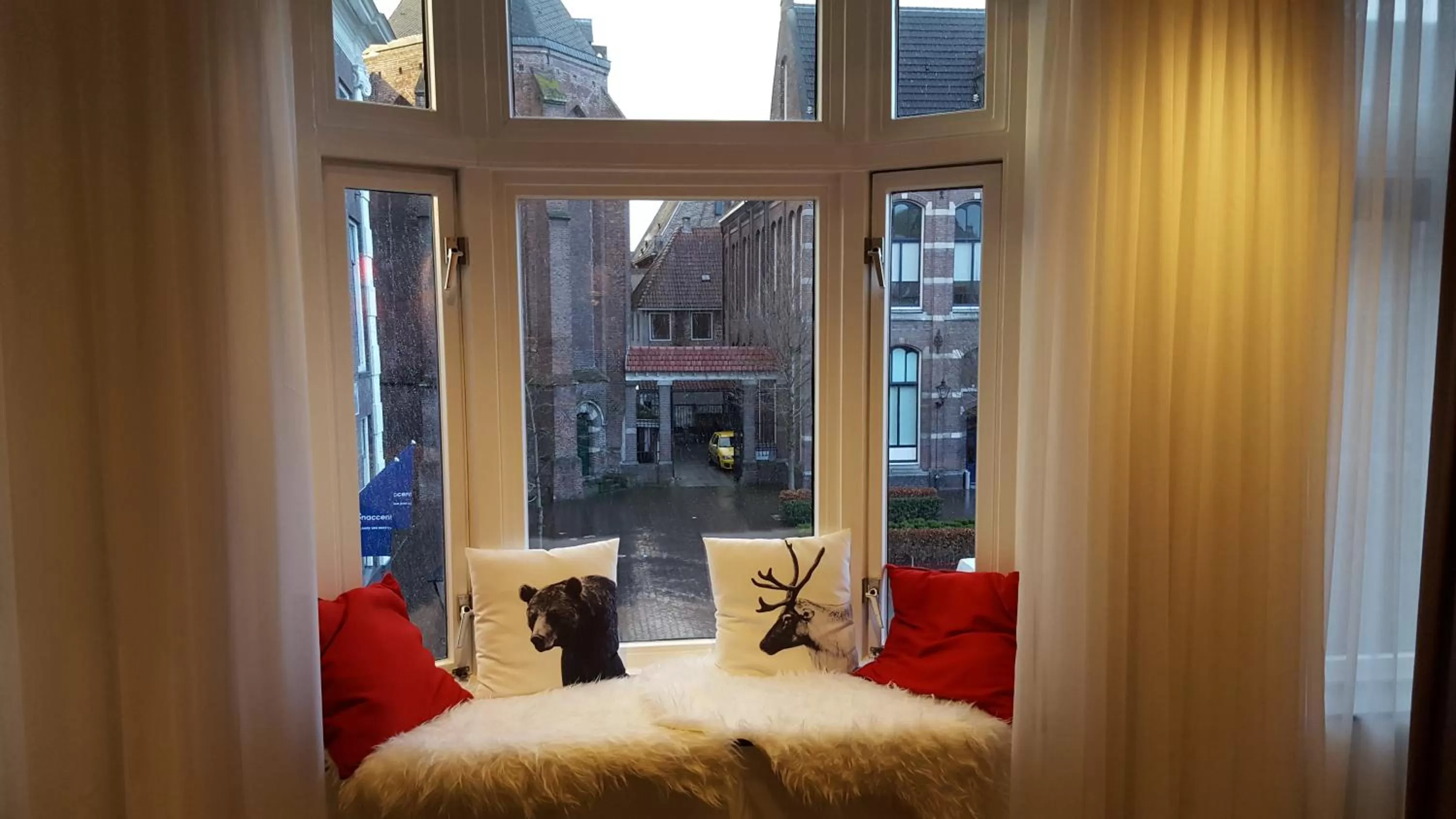 Seating area in Apart! Food & Drinks Apartments