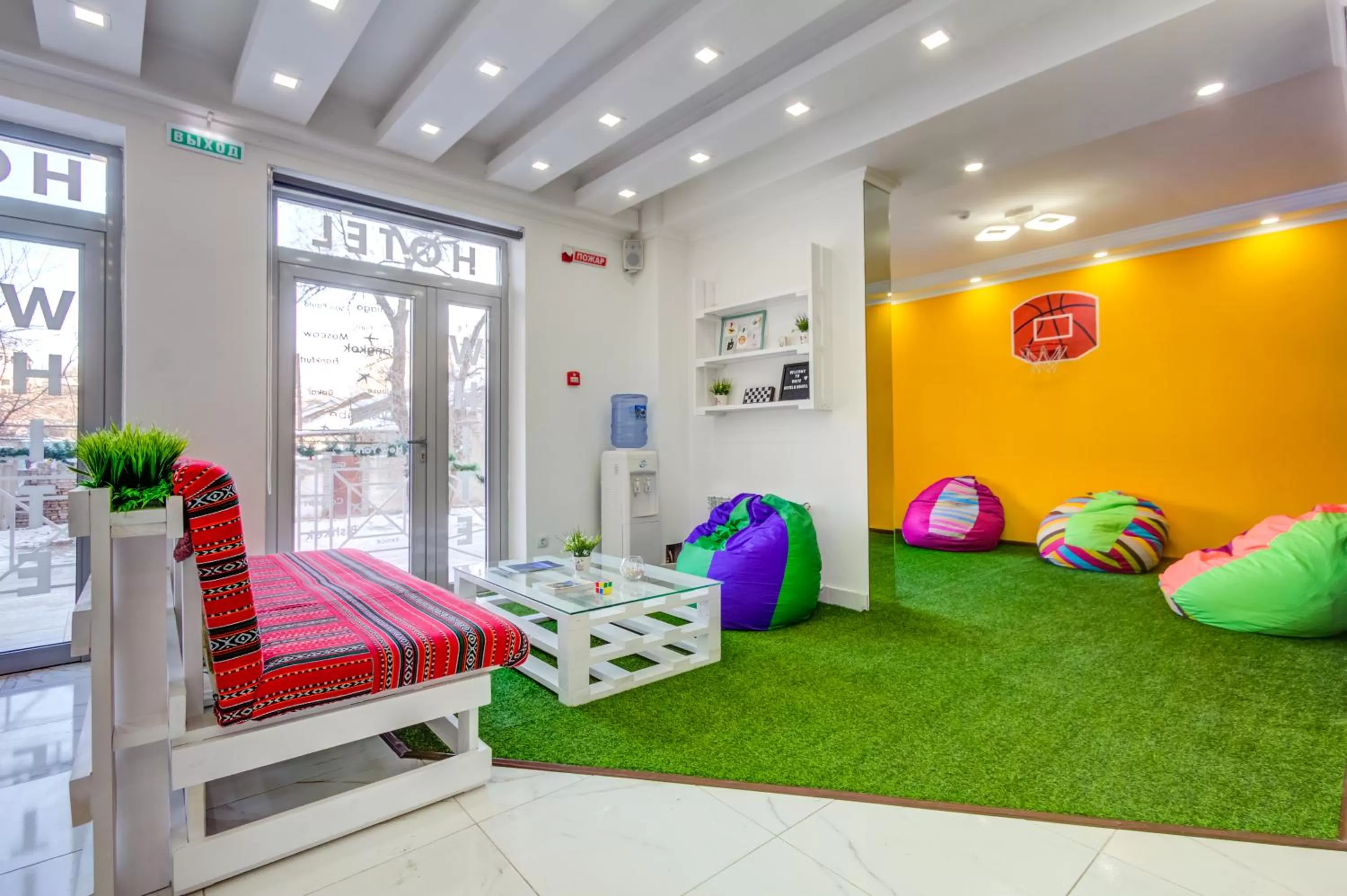 WHITE HOTEL & HOSTEL