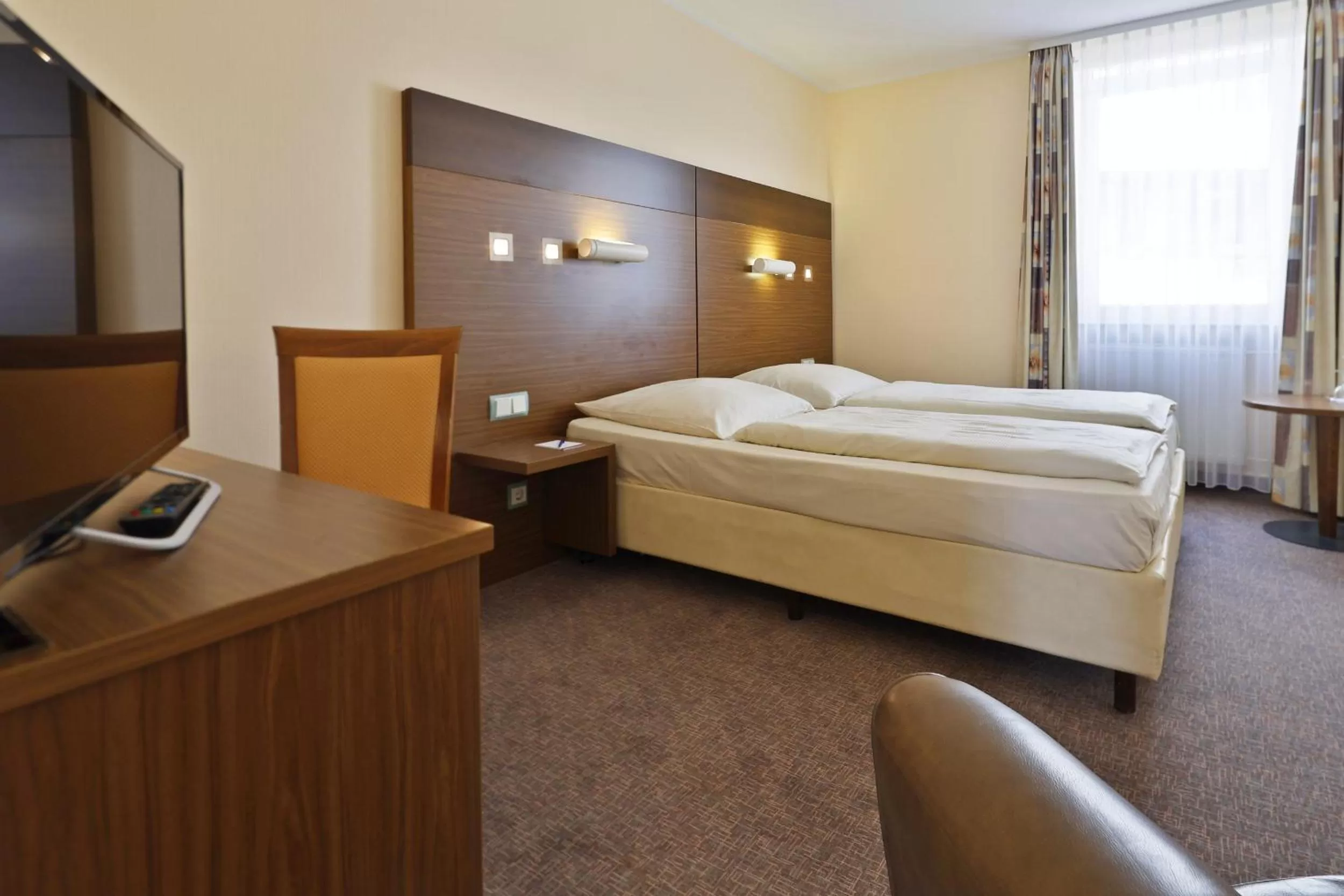 Photo of the whole room, Bed in City Partner Central-Hotel Wuppertal