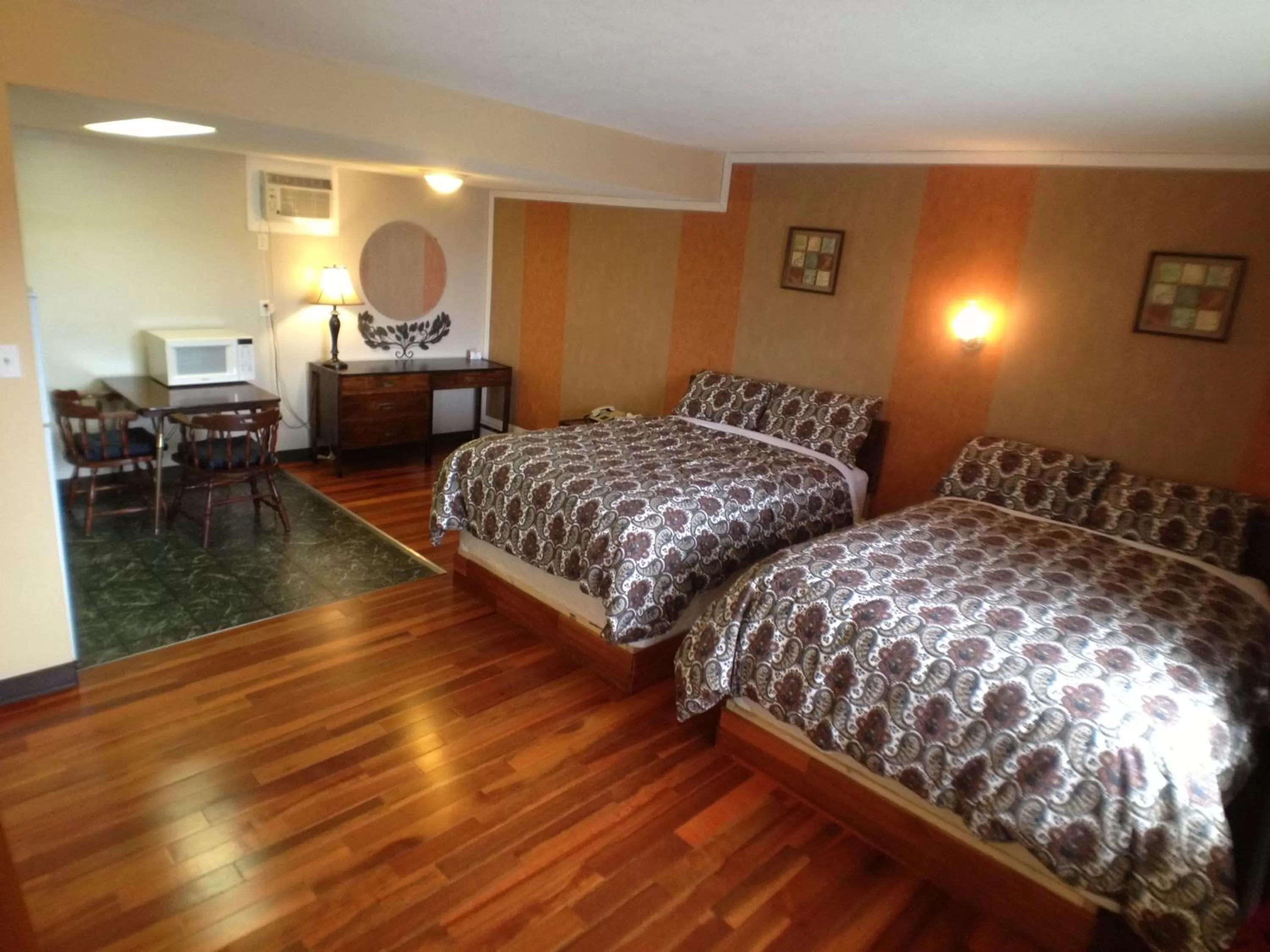 Kitchen or kitchenette, Bed in Galaxy Motel