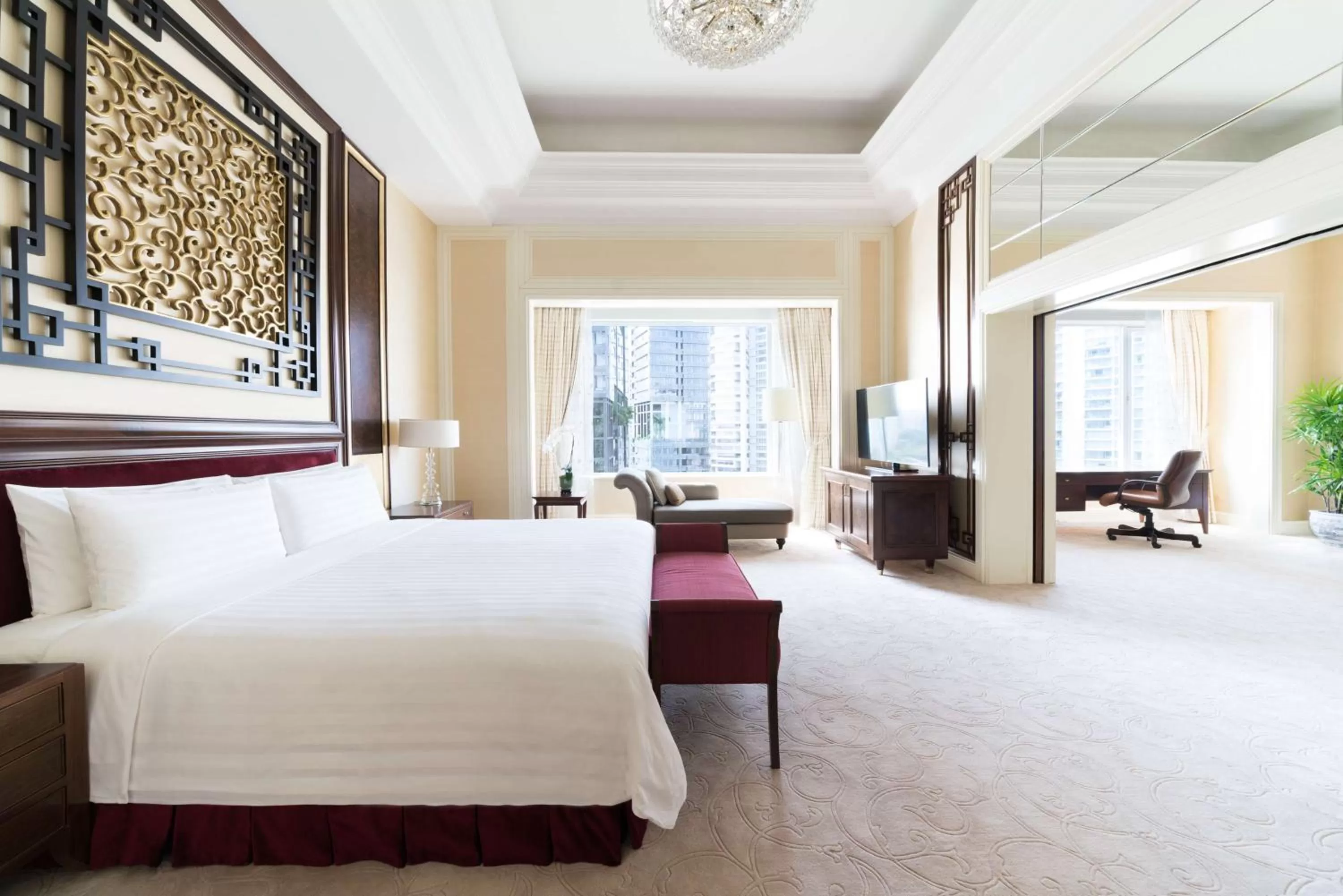 Photo of the whole room, Bed in Shangri-La Singapore