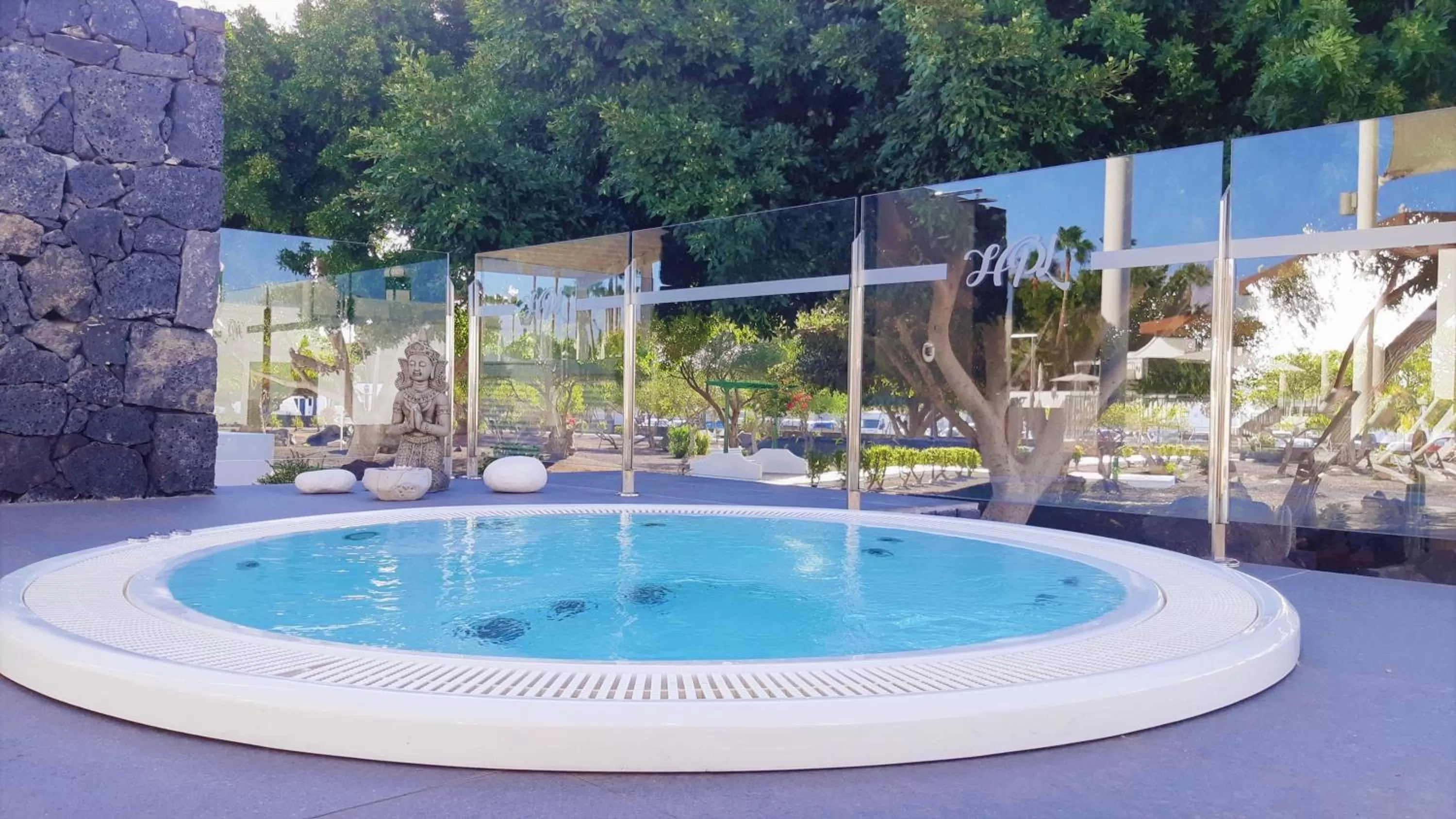 Hot Tub in Hyde Park Lane