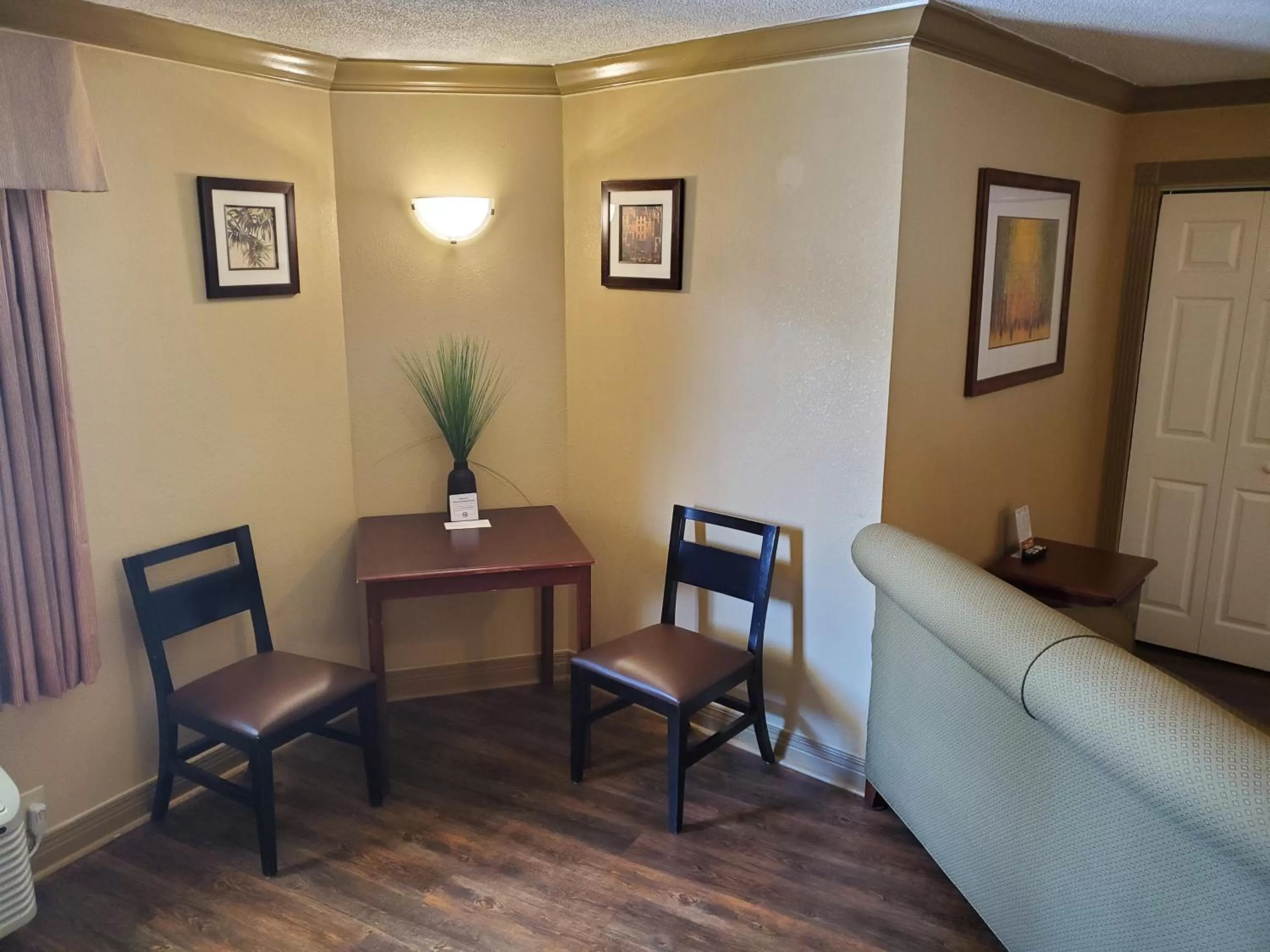 Seating area in Colonial House Motel