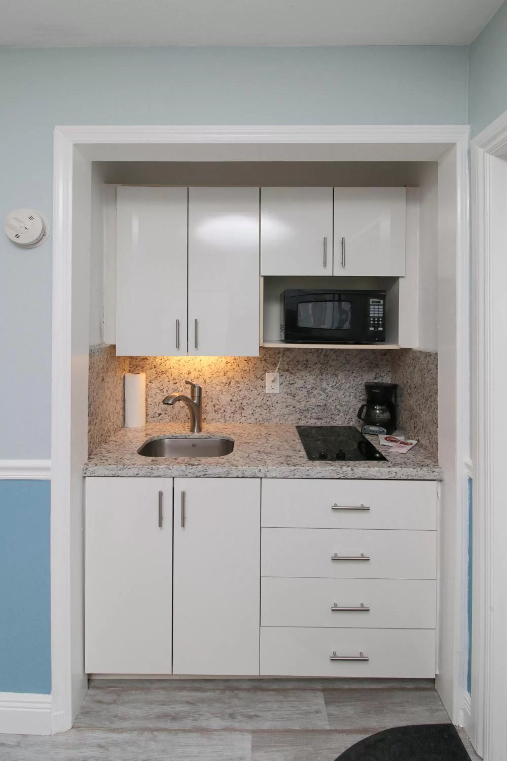 Kitchen or kitchenette in The Dolphin Hollywood