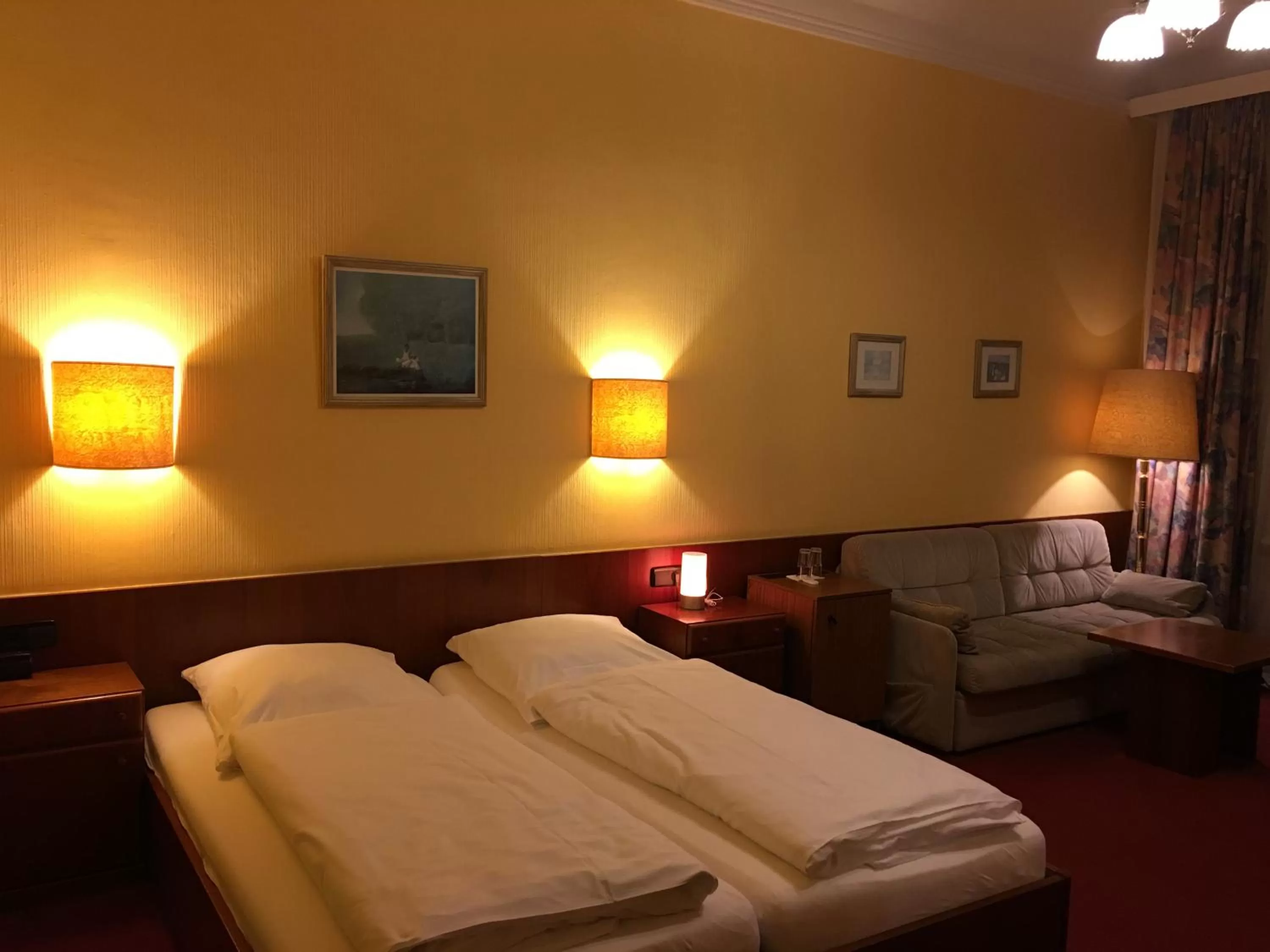 Photo of the whole room, Bed in Kurfürst am Kurfürstendamm
