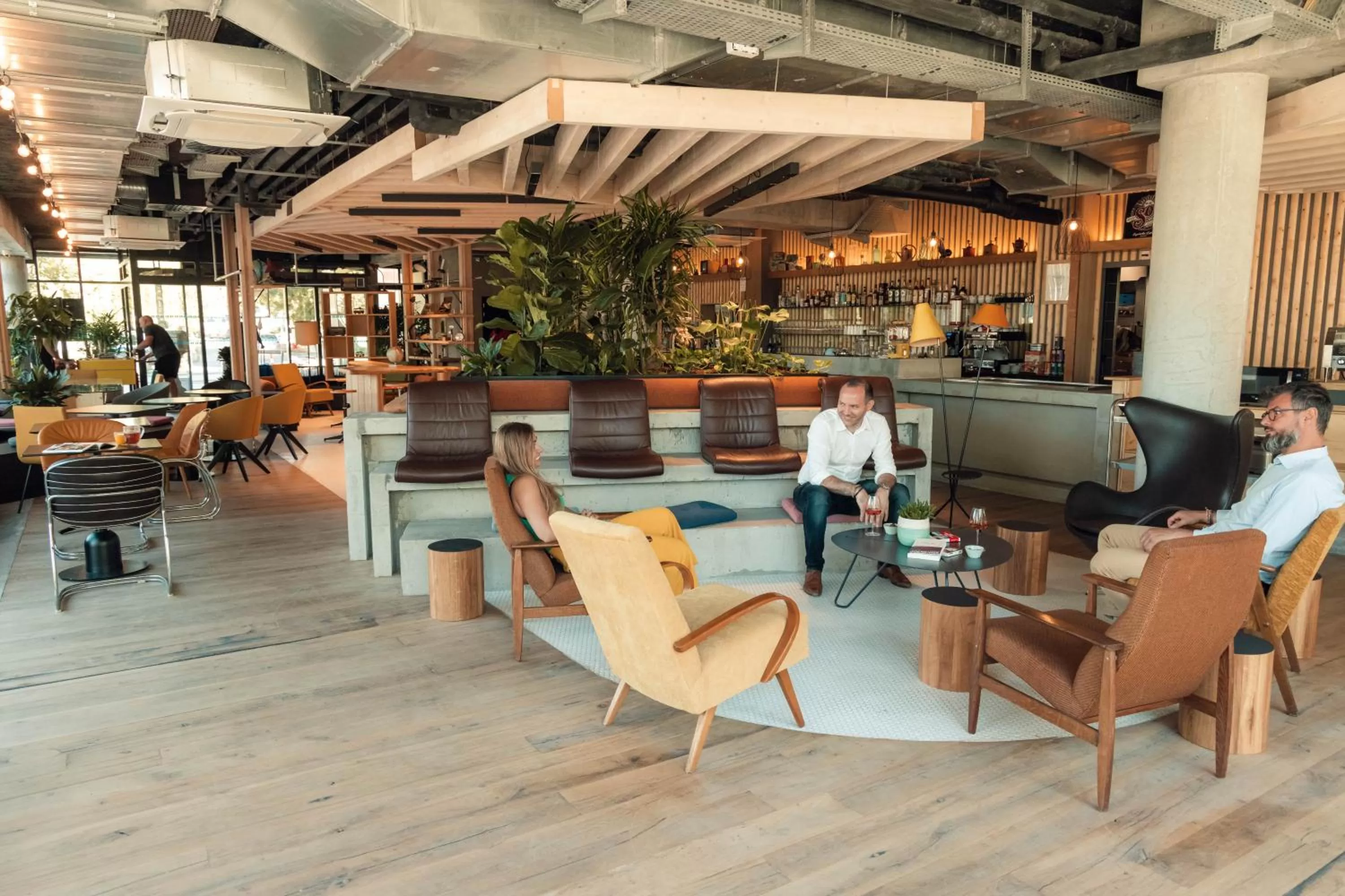 People in greet Hotel La Rochelle Centre