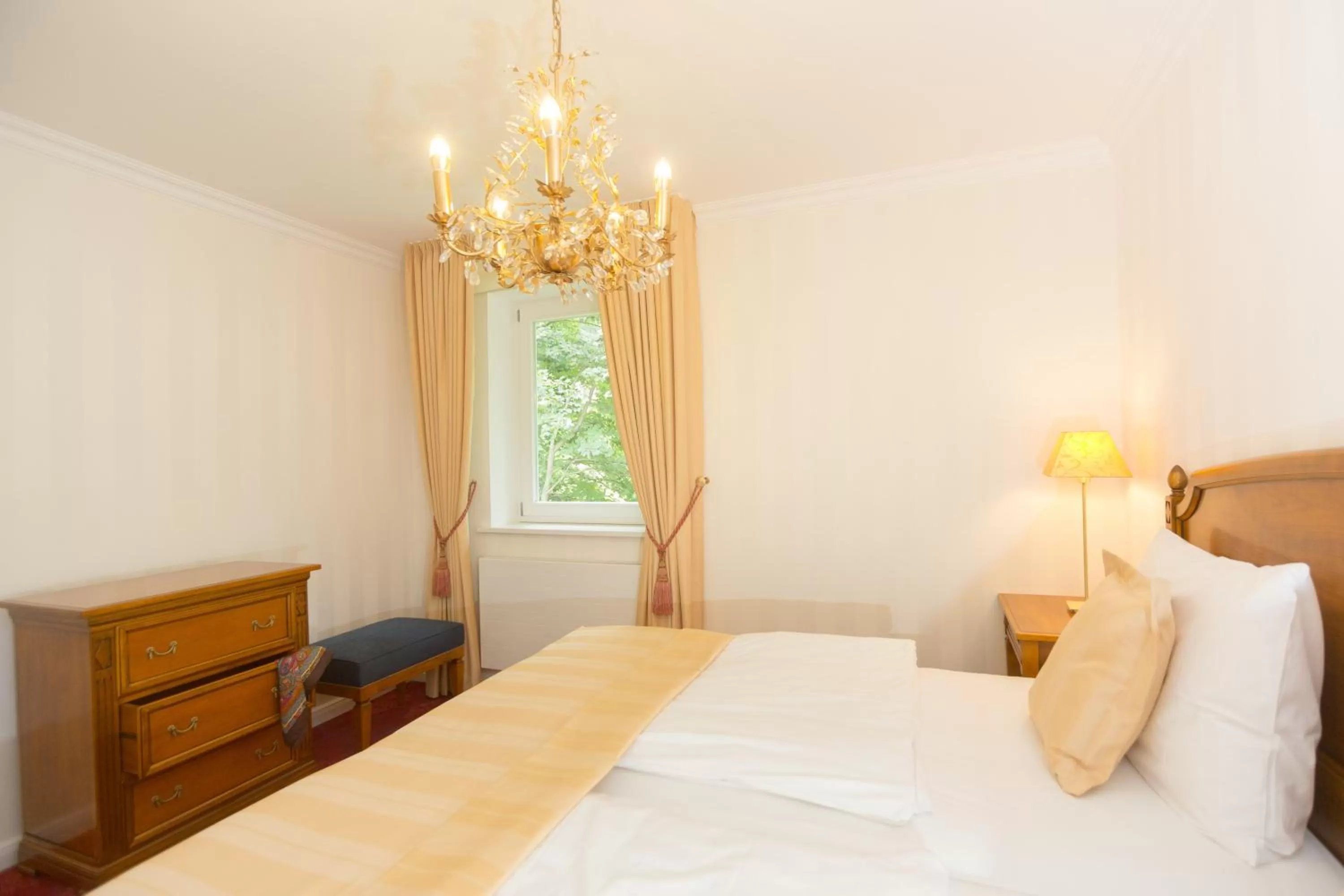 Bathroom, Bed in Hotel Erbprinzenpalais