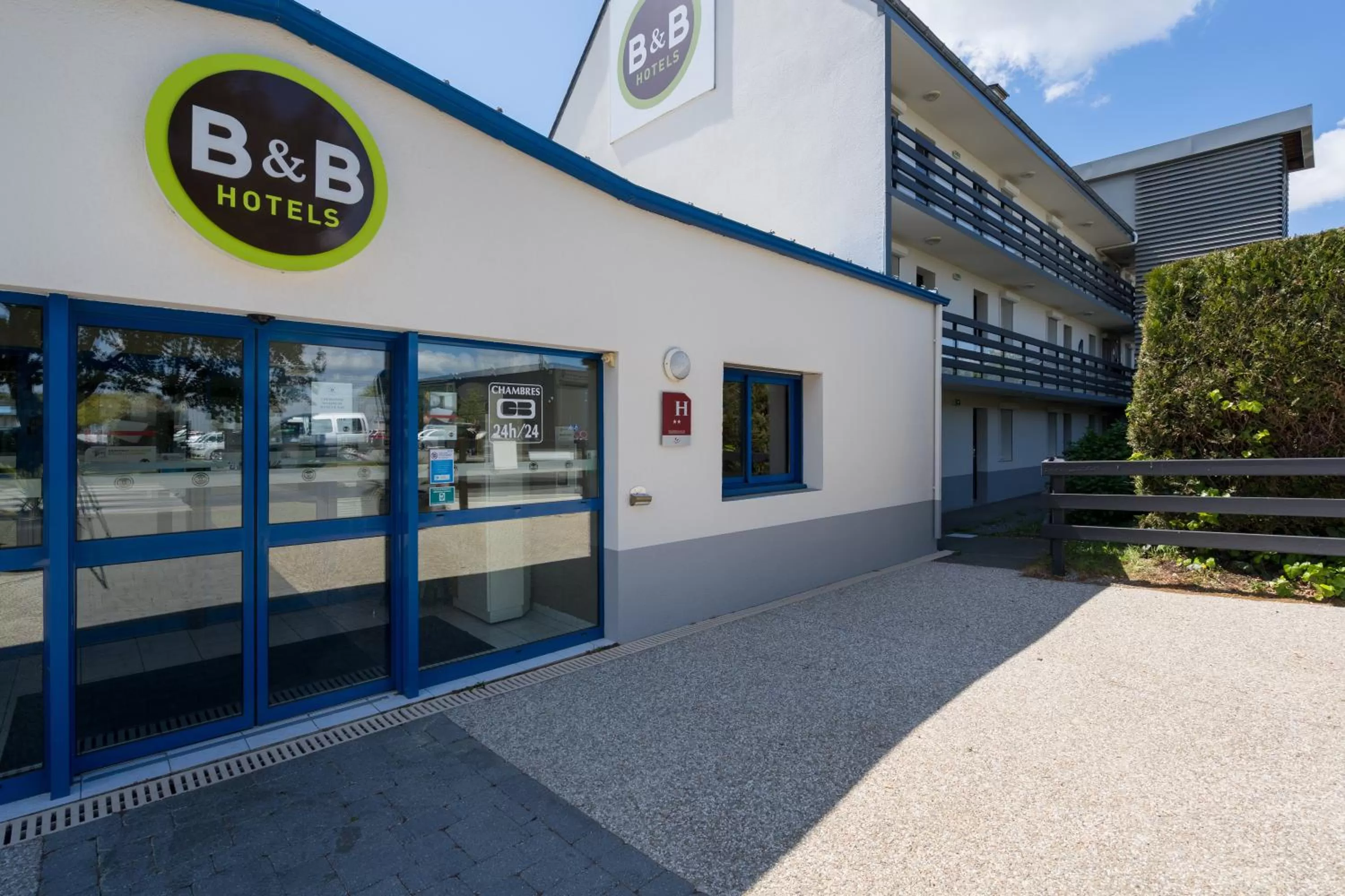 Facade/entrance in B&B HOTEL Auray Carnac