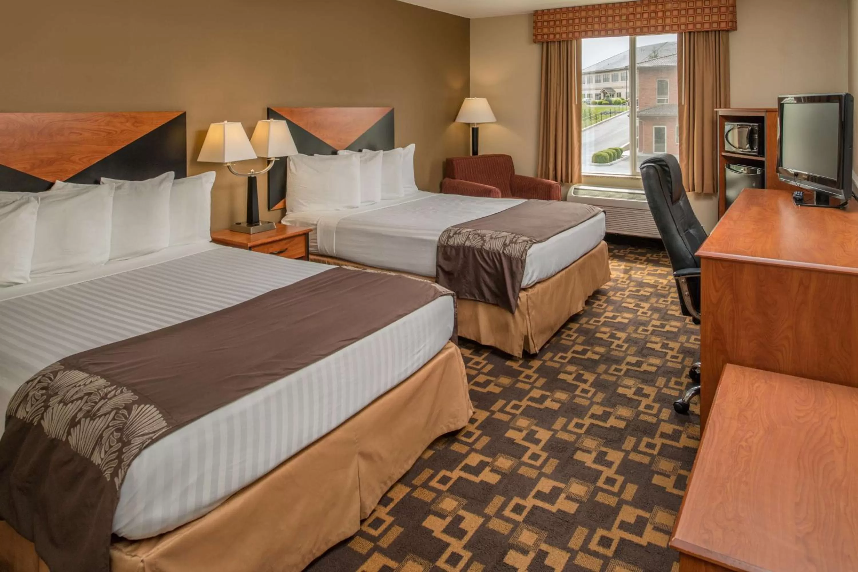 Queen Room with Two Queen Beds and Bath Tub - Disability Access in SureStay Plus Hotel by Best Western Kennewick Tri-Cities