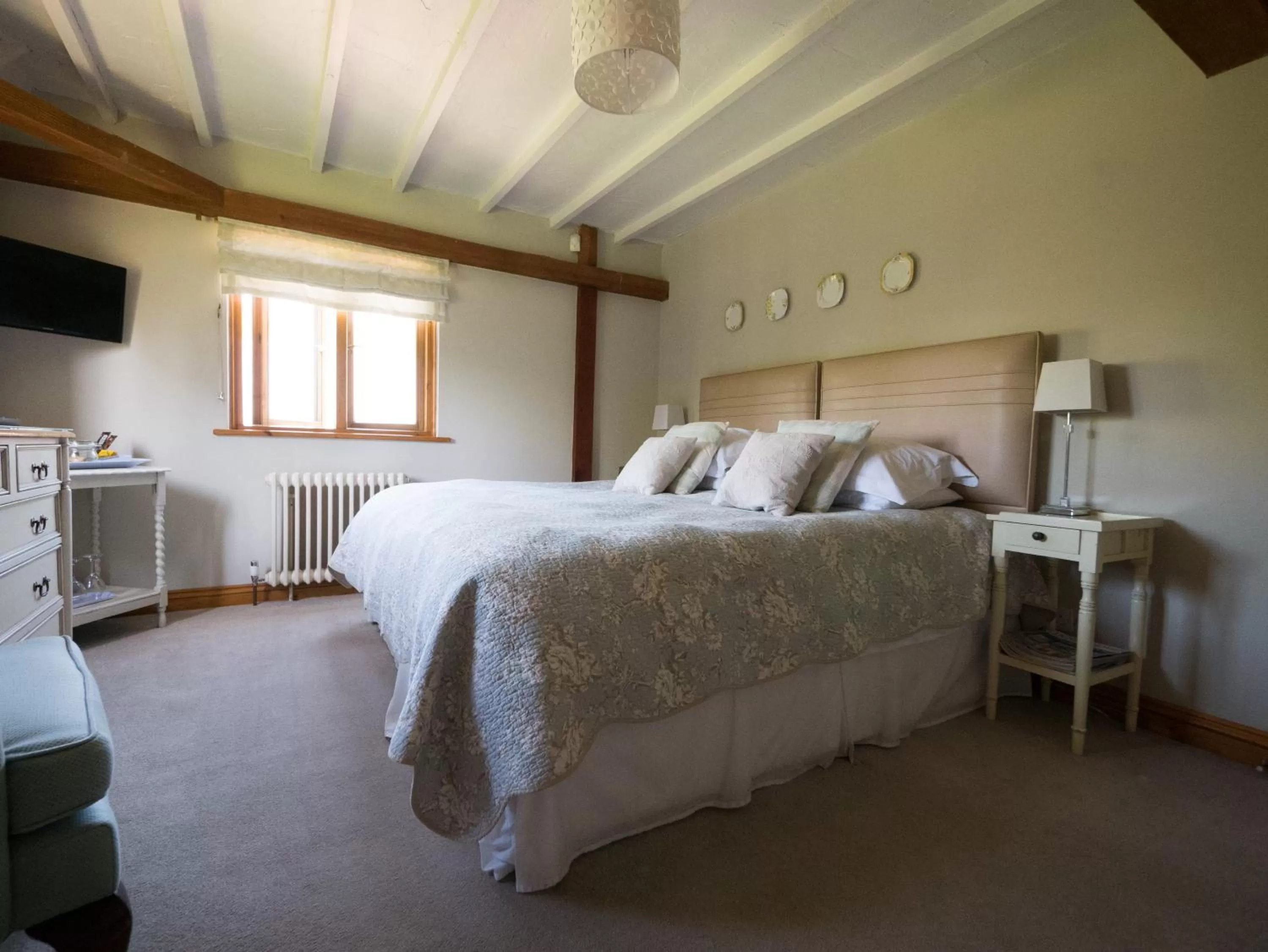 Bedroom, Bed in North Downs Barn