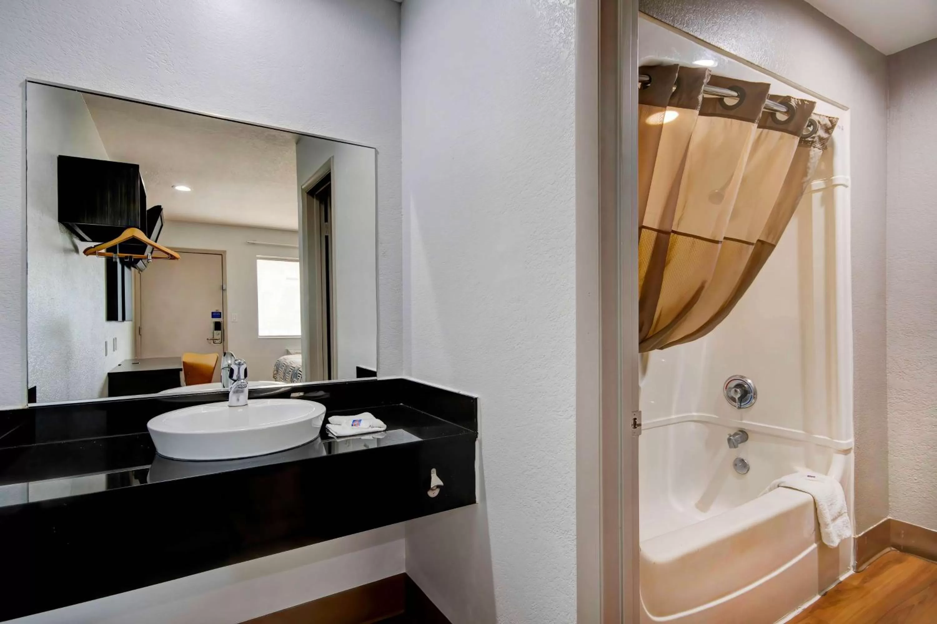 Bathroom in Motel 6-Port Allen, LA - Baton Rouge