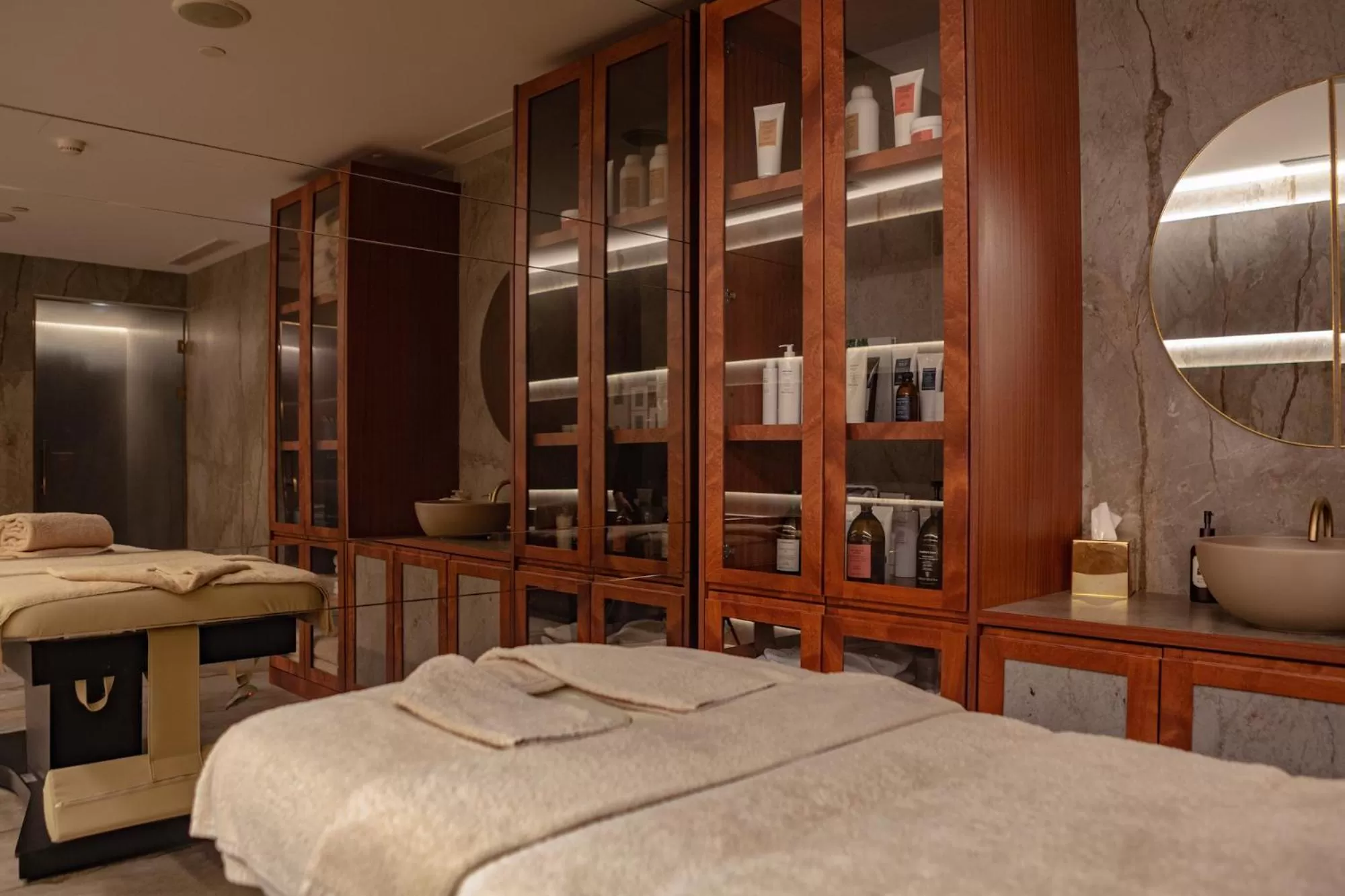 Massage, Bed in Wine & Books Lisboa Hotel