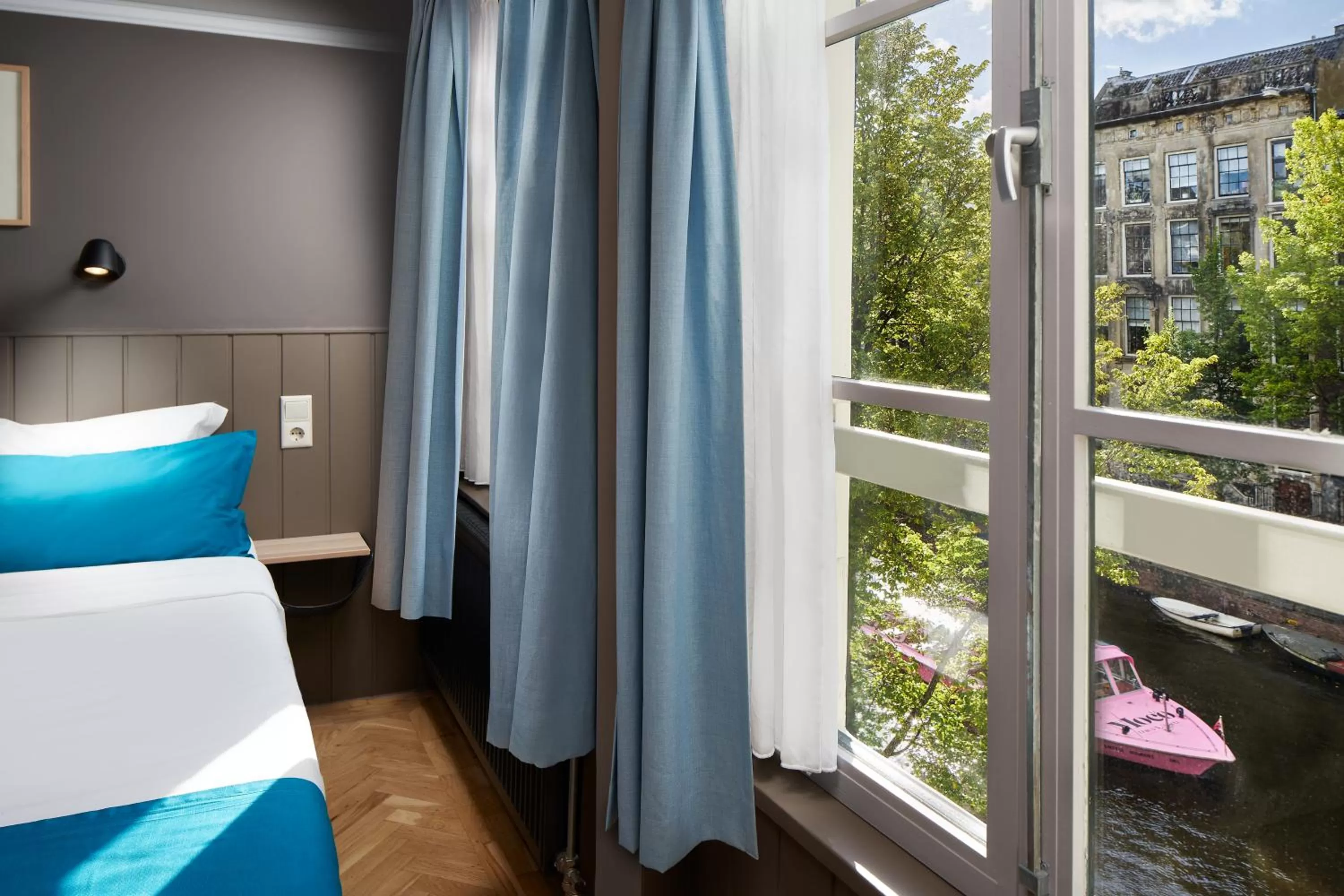 View (from property/room), Bed in Stanley Collection Hotel Hegra Amsterdam