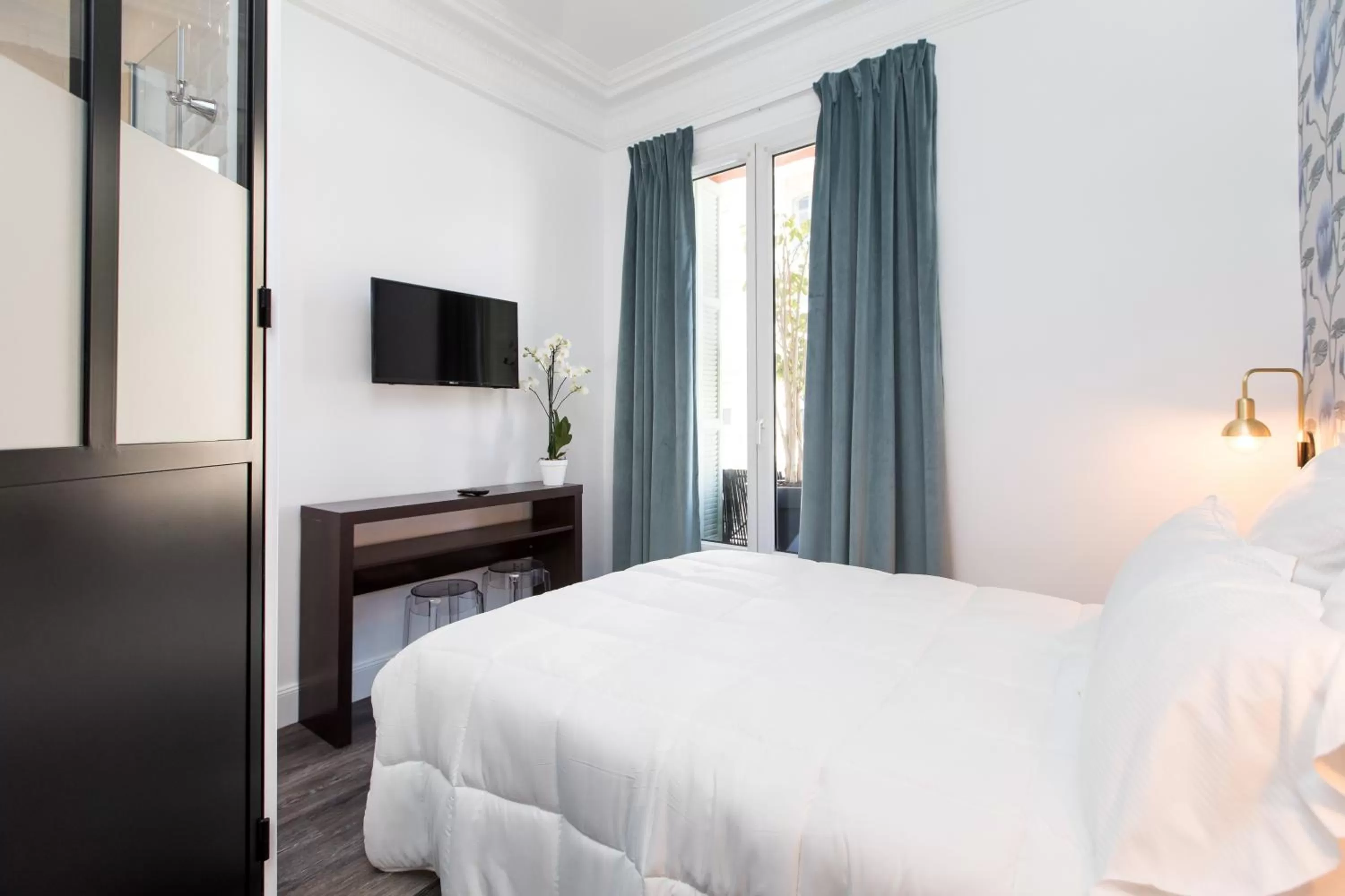 Photo of the whole room, Bed in Arome Hôtel