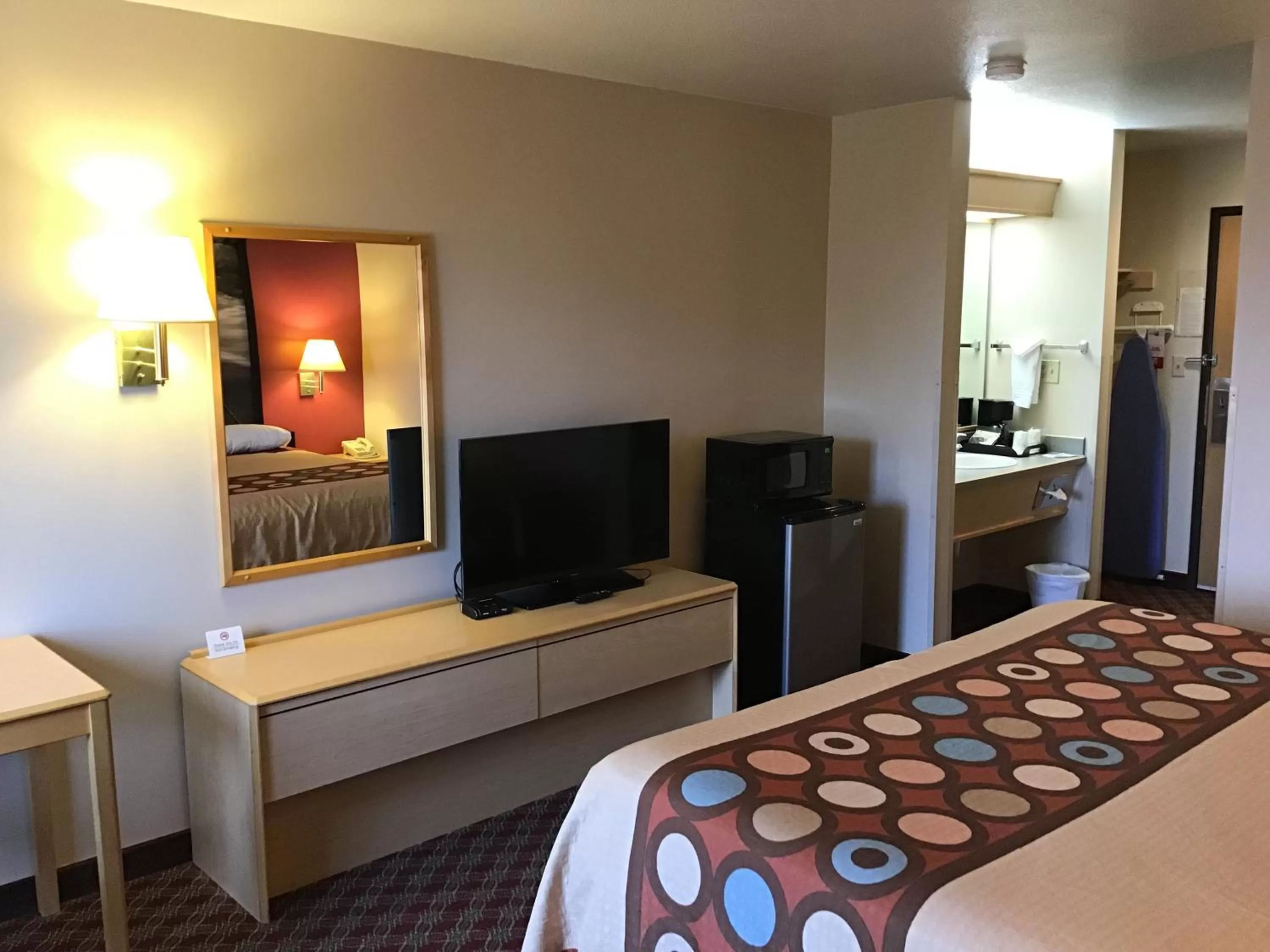 Photo of the whole room, Bed in Super 8 by Wyndham Heyburn