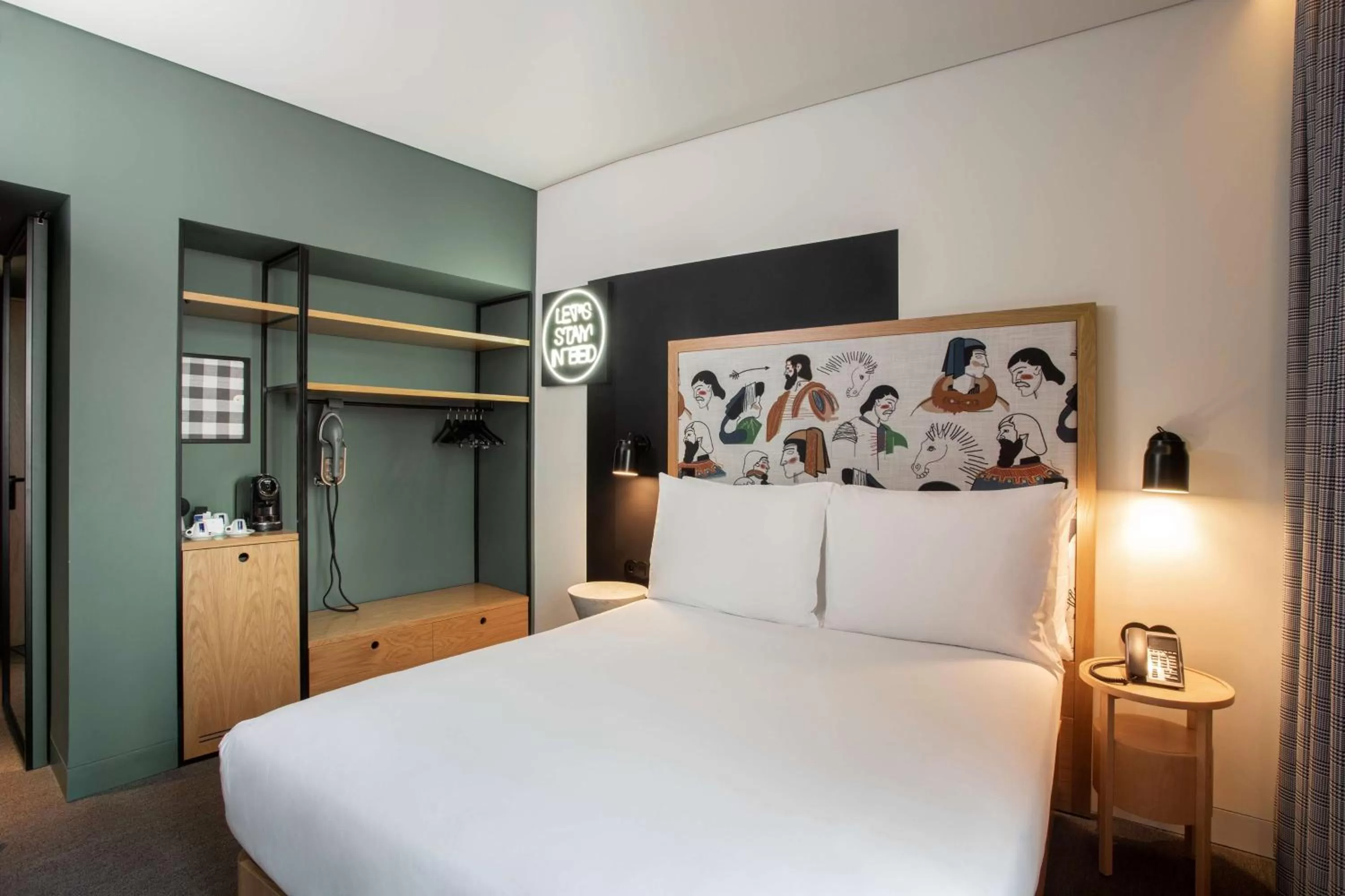 Bed in Se Catedral Hotel Porto, Tapestry Collection By Hilton