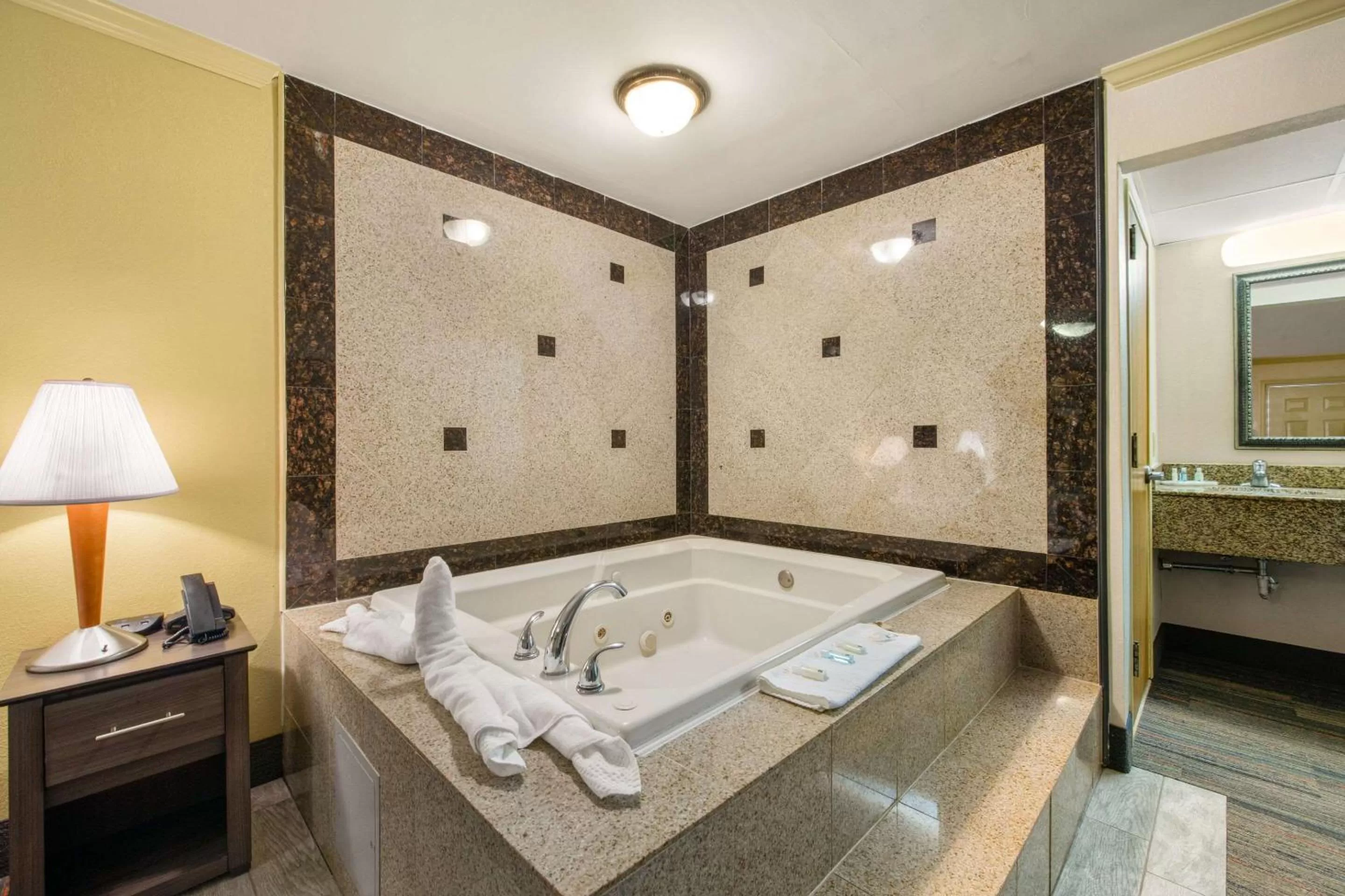 Bath in Hibiscus Inn & Suites