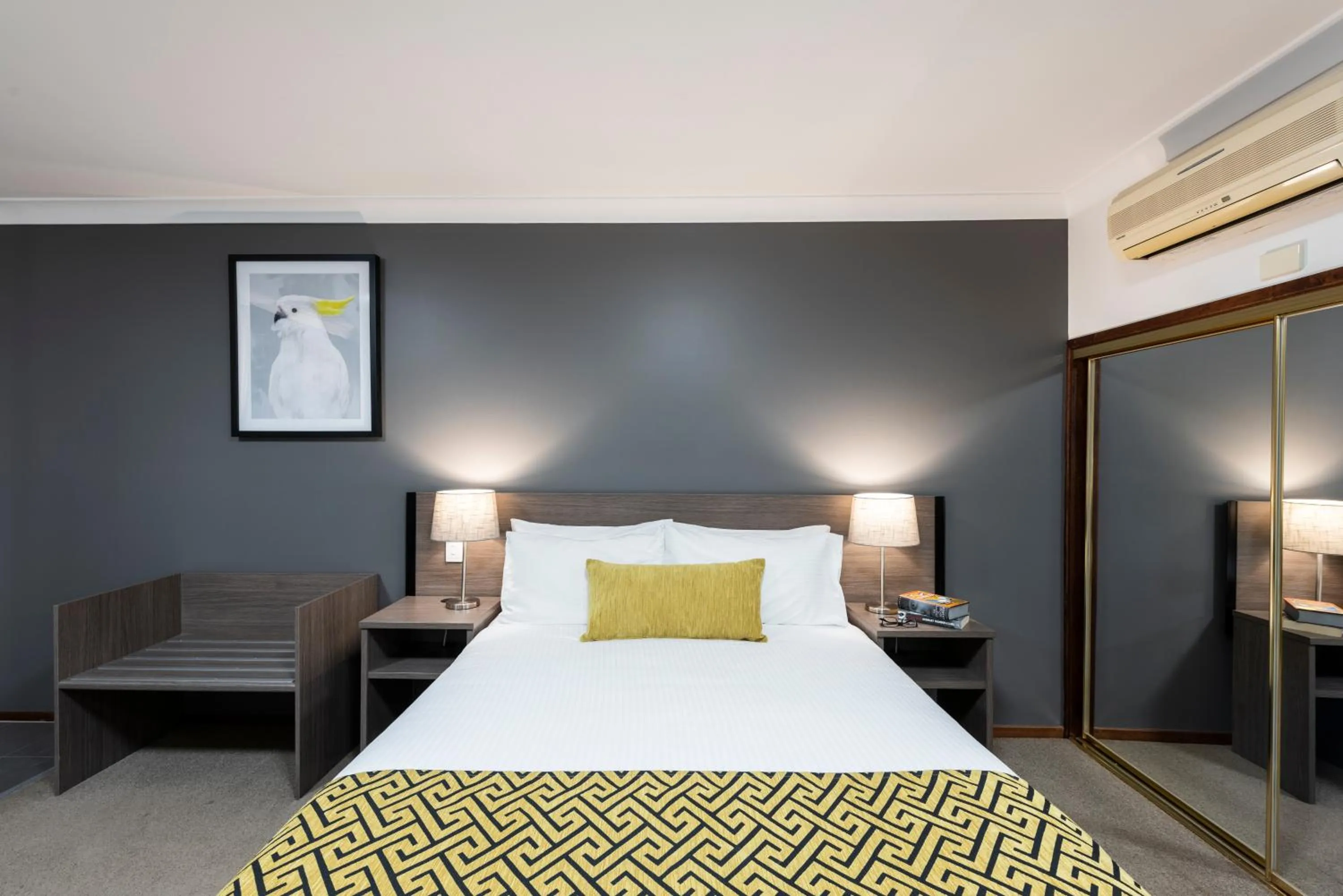 Bed in Best Western Plus Ambassador Orange