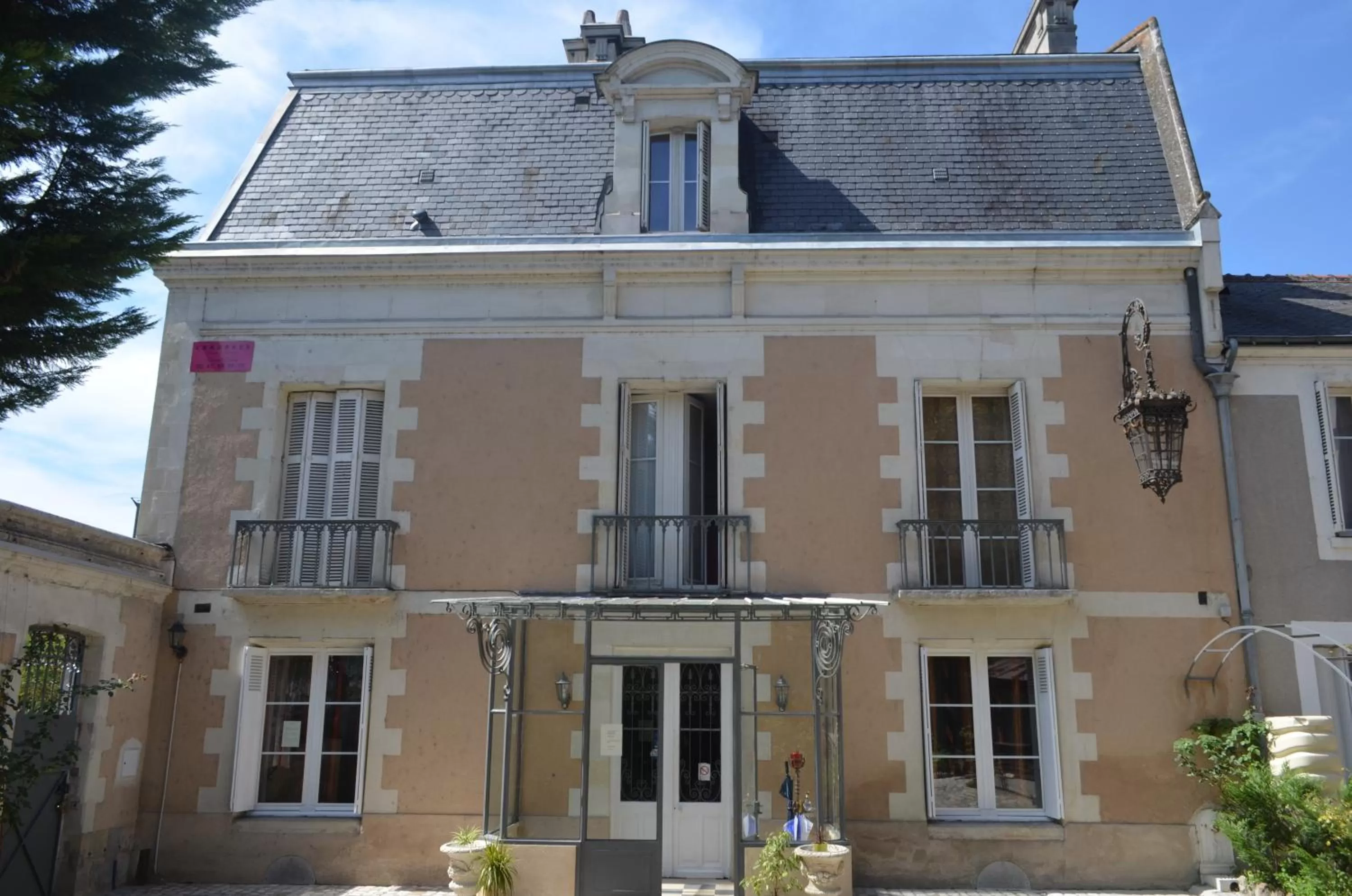 Property building in Lit en Loire