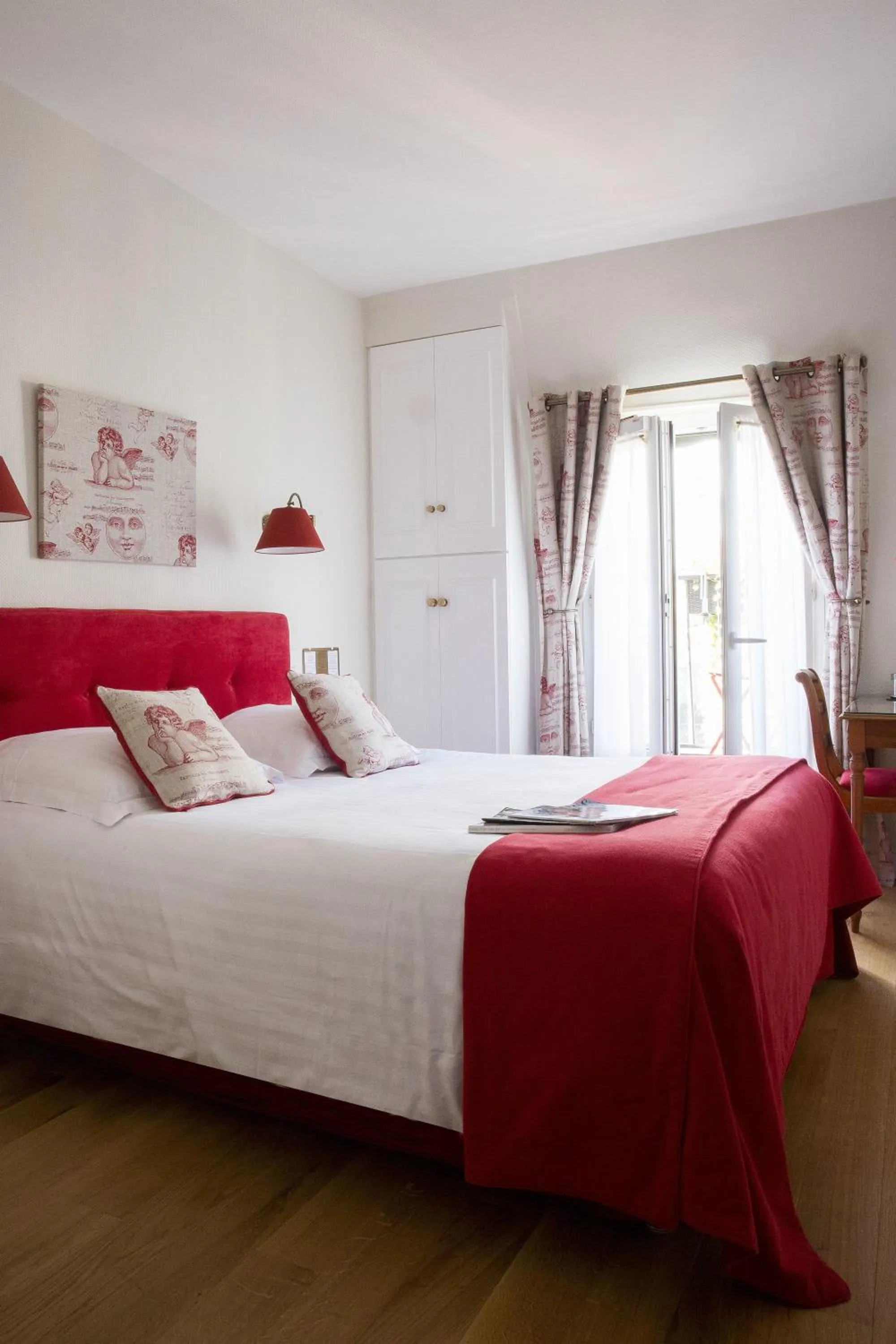 Day, Bed in New Orient Hotel