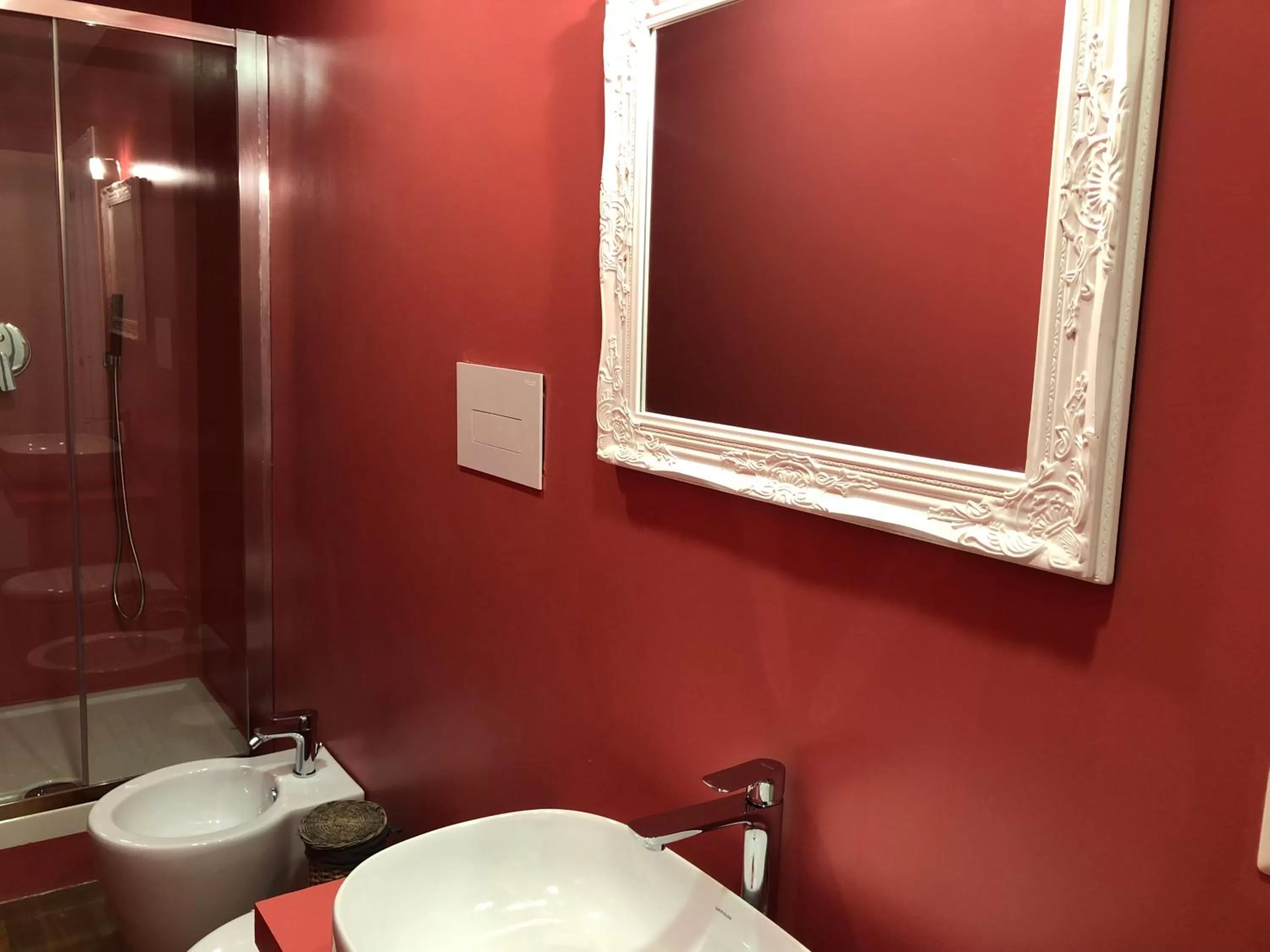 Shower in RarityArt GuestHouse