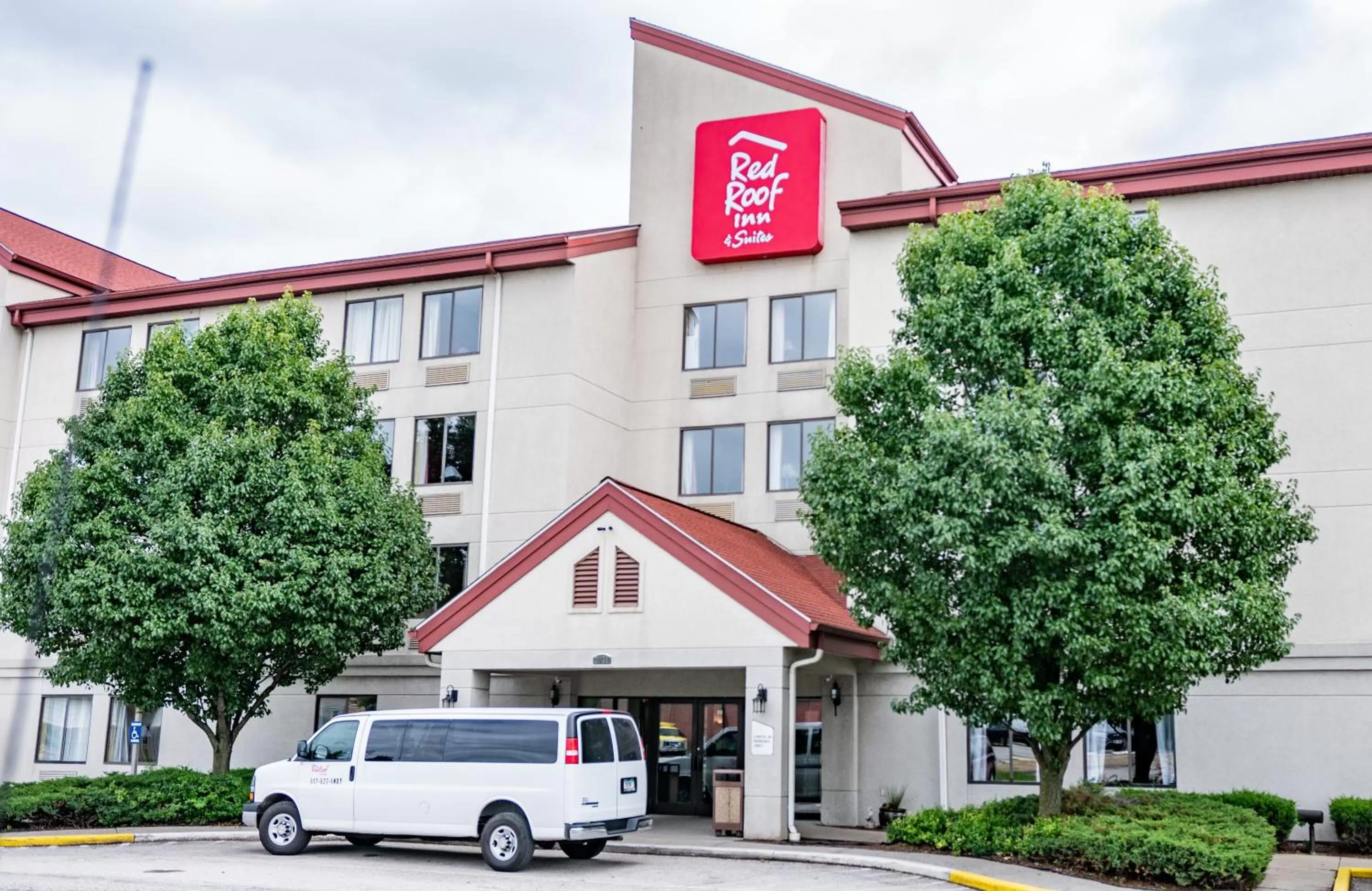Property building in Red Roof Inn & Suites Indianapolis Airport
