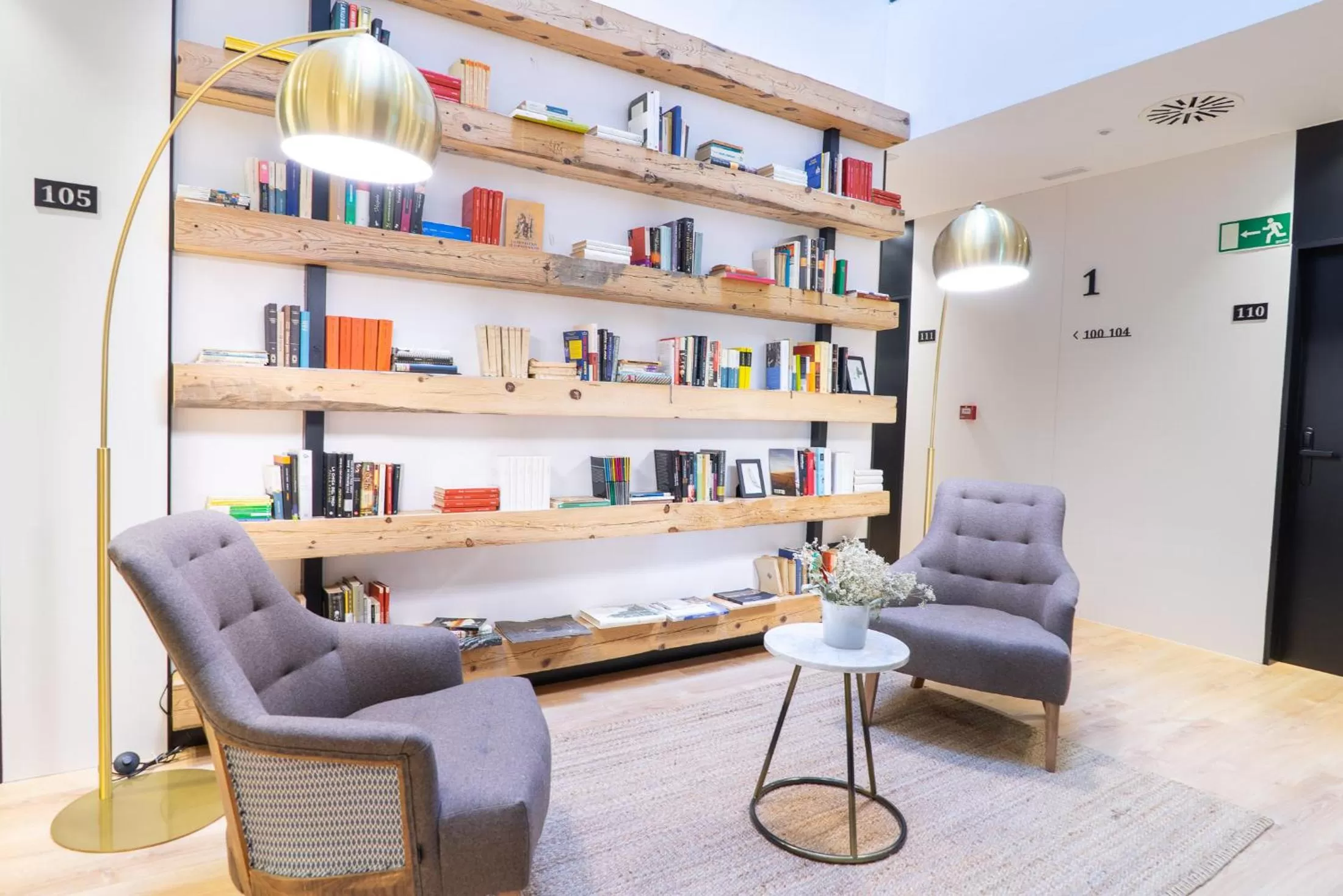 Library in Hotel Boutique Puerta de las Granadas