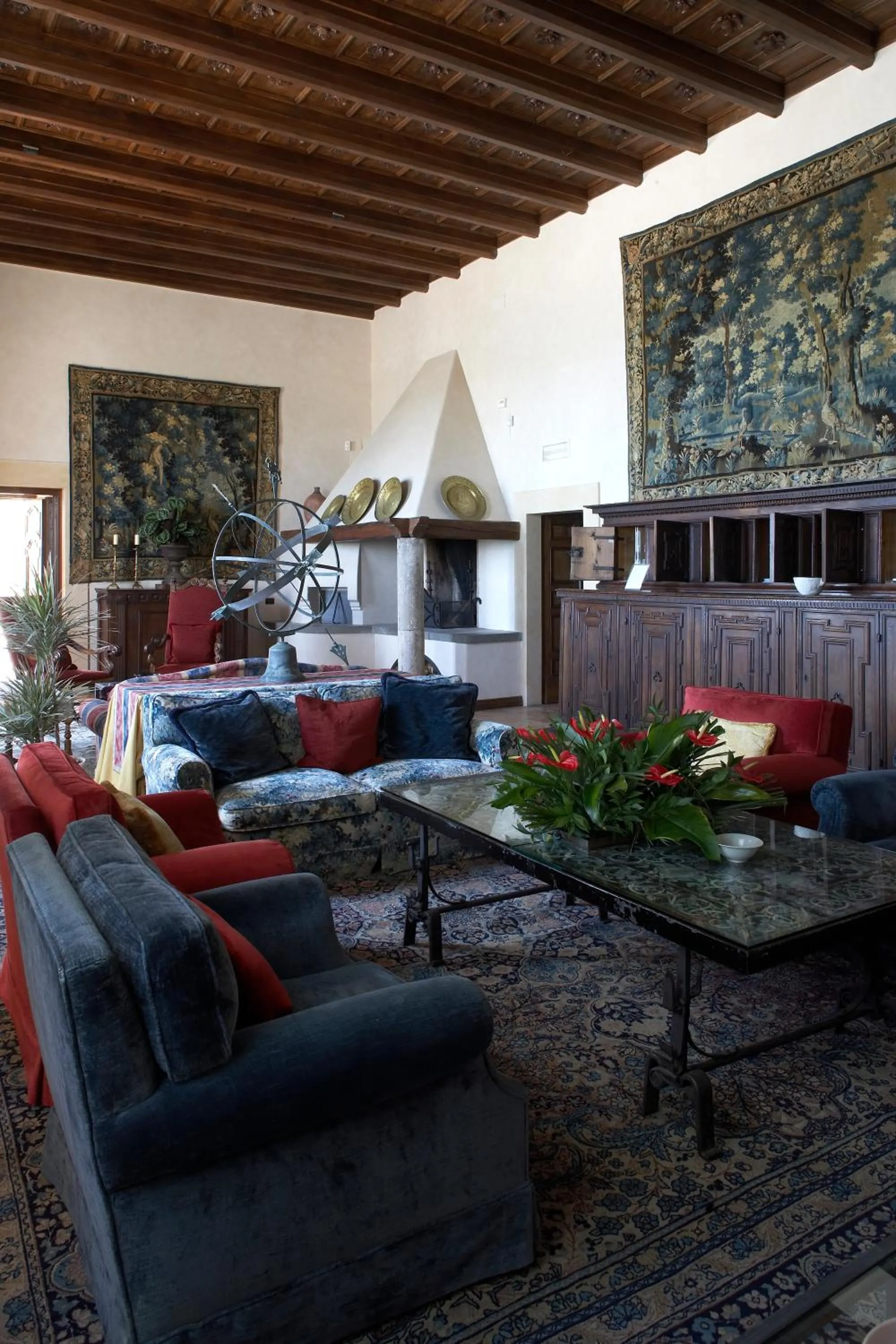 Lounge or bar in La Posta Vecchia Hotel