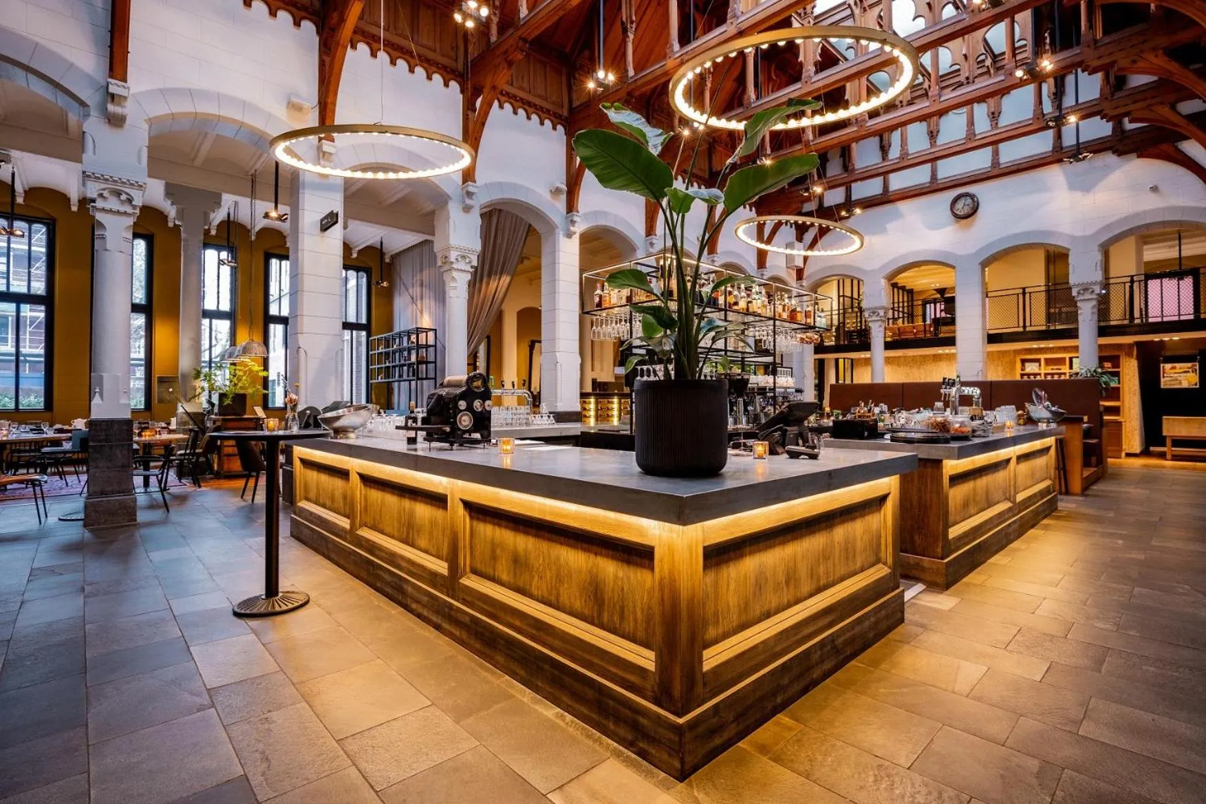 Restaurant/places to eat in Post-Plaza Hotel & Grand Café